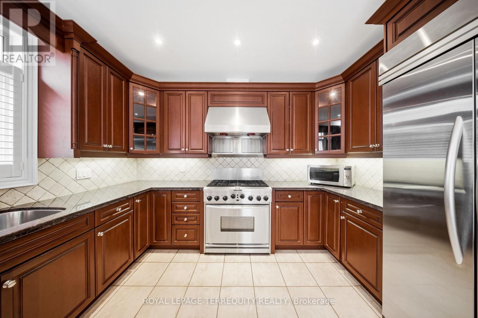 6445 Western Skies Way, Mississauga, Ontario  L5W 1H6 - Photo 10 - W12963464