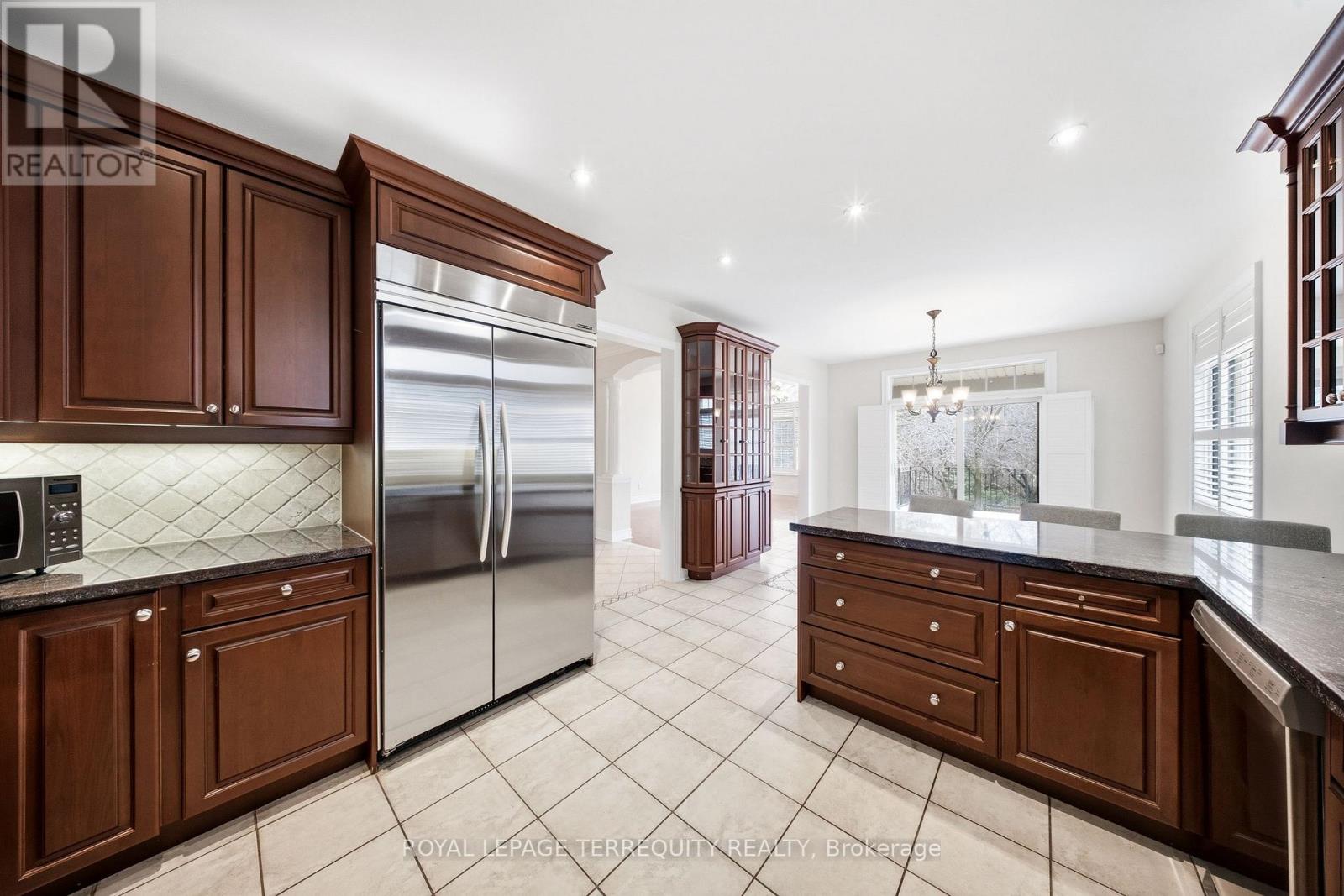 6445 Western Skies Way, Mississauga, Ontario  L5W 1H6 - Photo 11 - W12963464