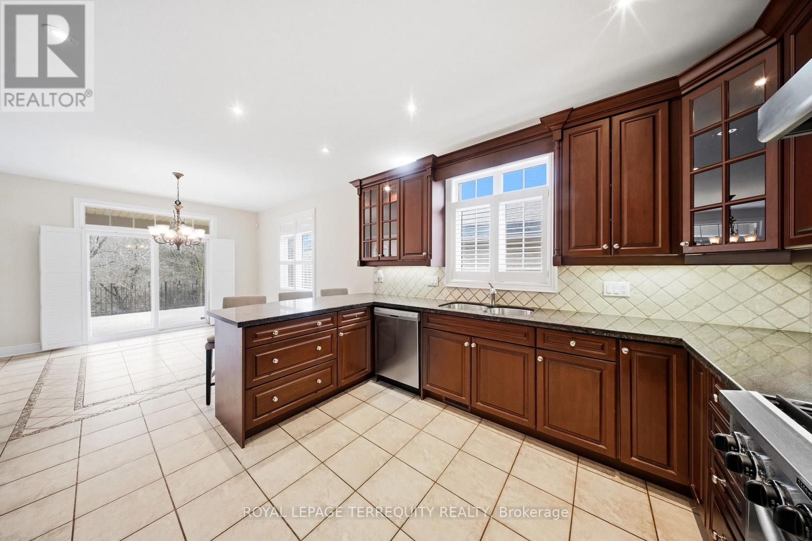 6445 Western Skies Way, Mississauga, Ontario  L5W 1H6 - Photo 12 - W12963464