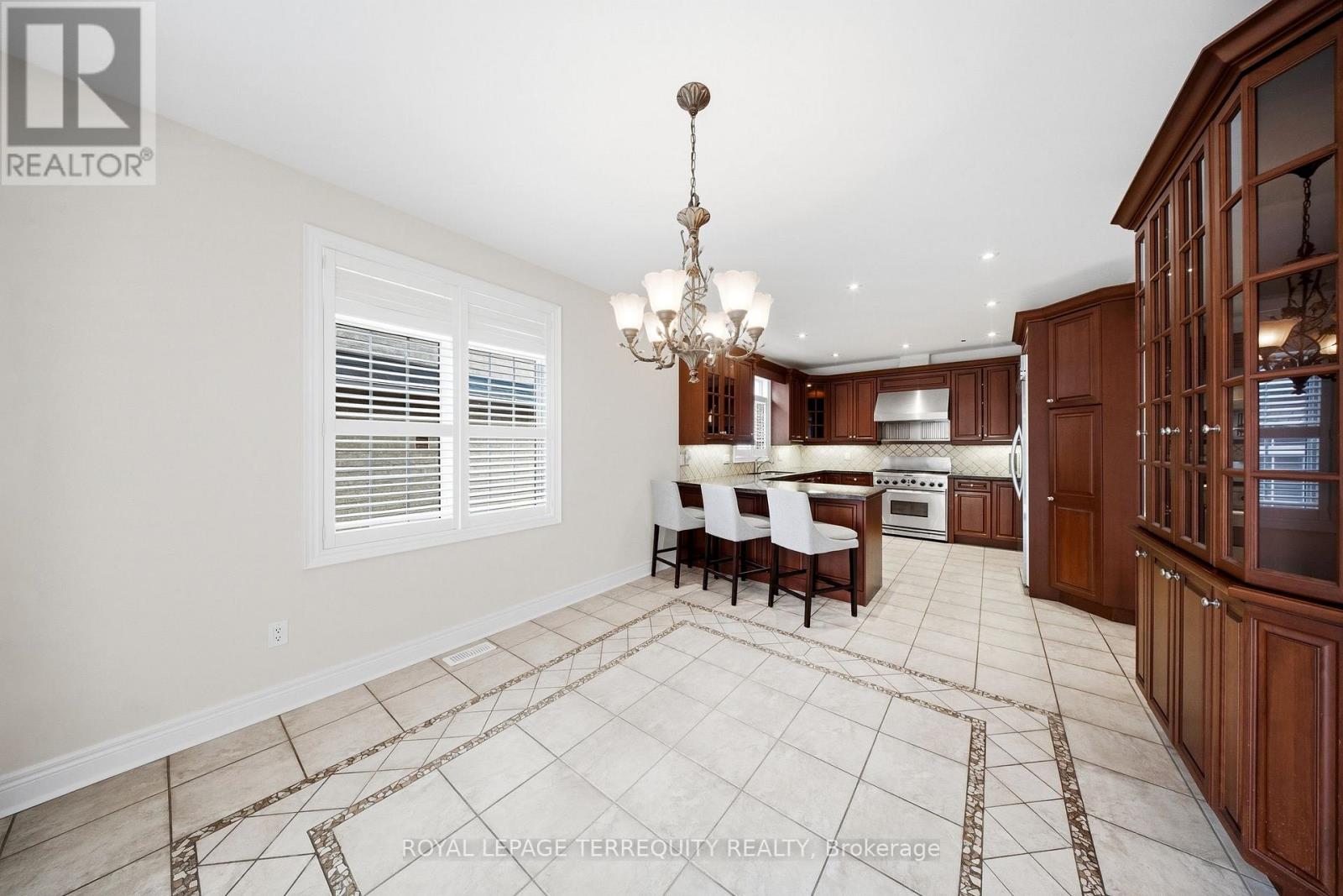 6445 Western Skies Way, Mississauga, Ontario  L5W 1H6 - Photo 13 - W12963464