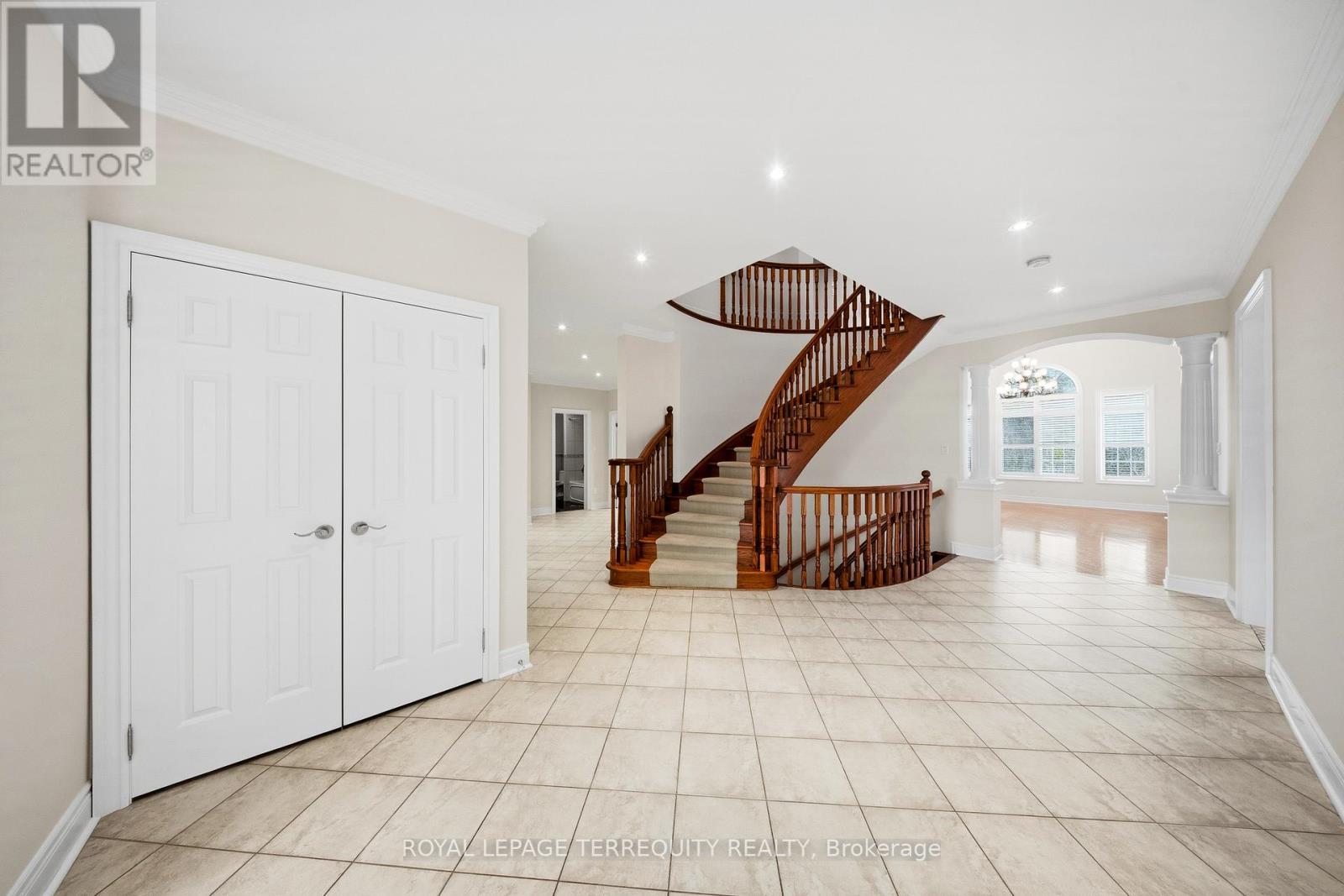 6445 Western Skies Way, Mississauga, Ontario  L5W 1H6 - Photo 4 - W12963464