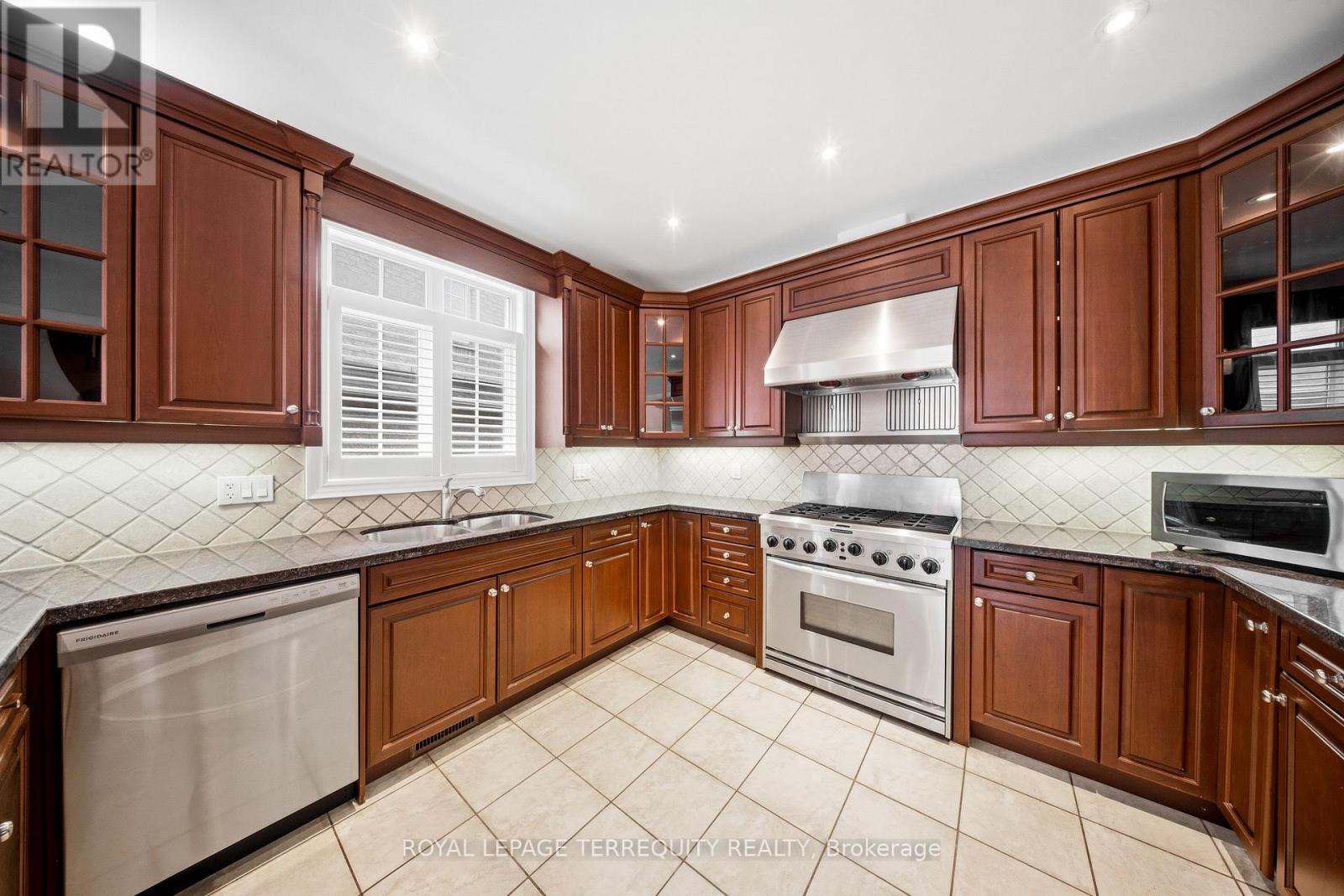 6445 Western Skies Way, Mississauga, Ontario  L5W 1H6 - Photo 9 - W12963464