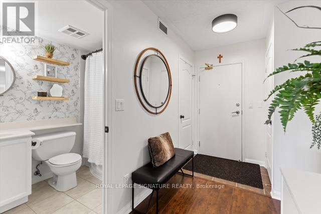 207 - 1150 Parkwest Place, Mississauga, Ontario  L5E 3K4 - Photo 2 - W12963472