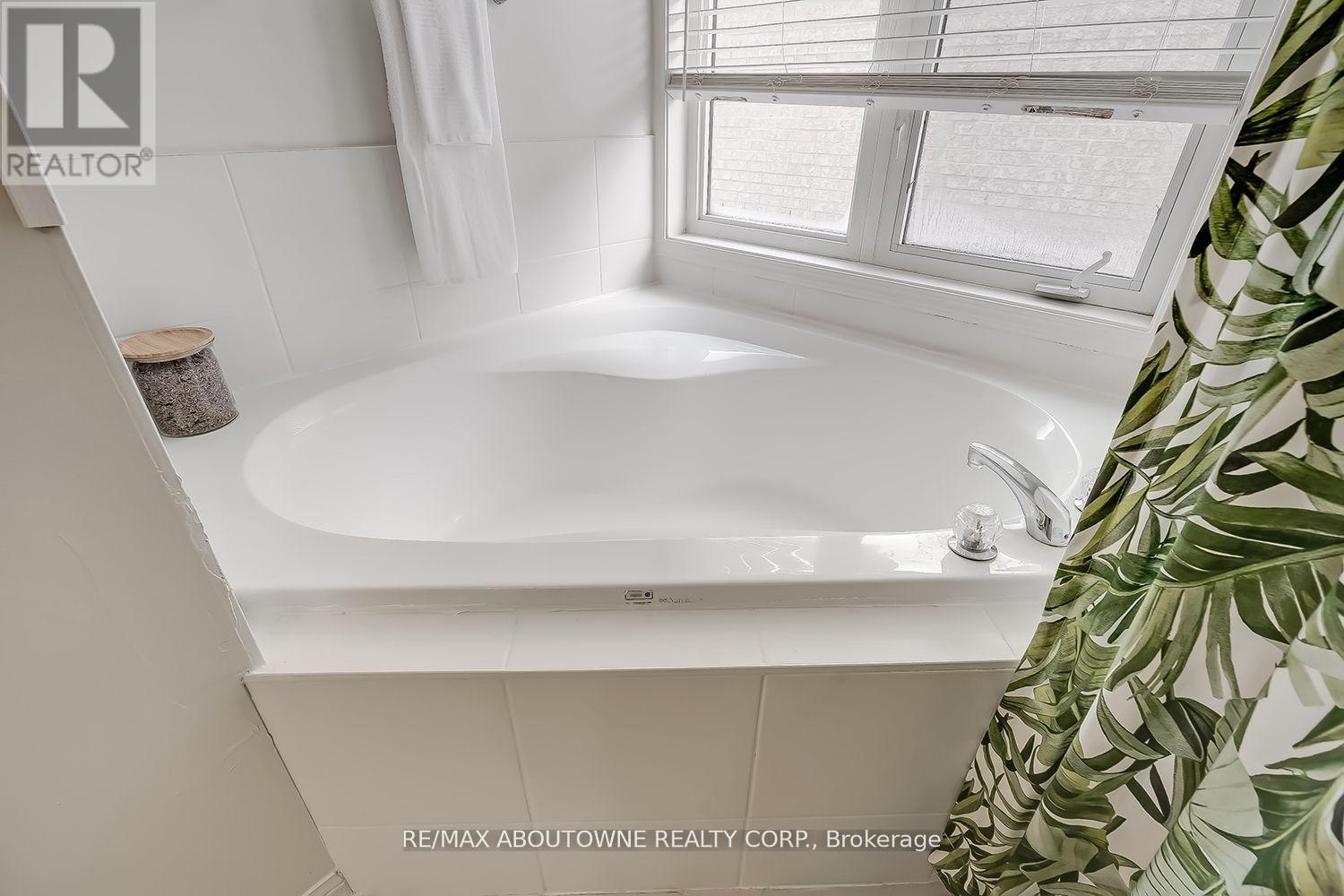 599 Caverhill Crescent, Milton, Ontario  L9T 5K1 - Photo 23 - W12963552