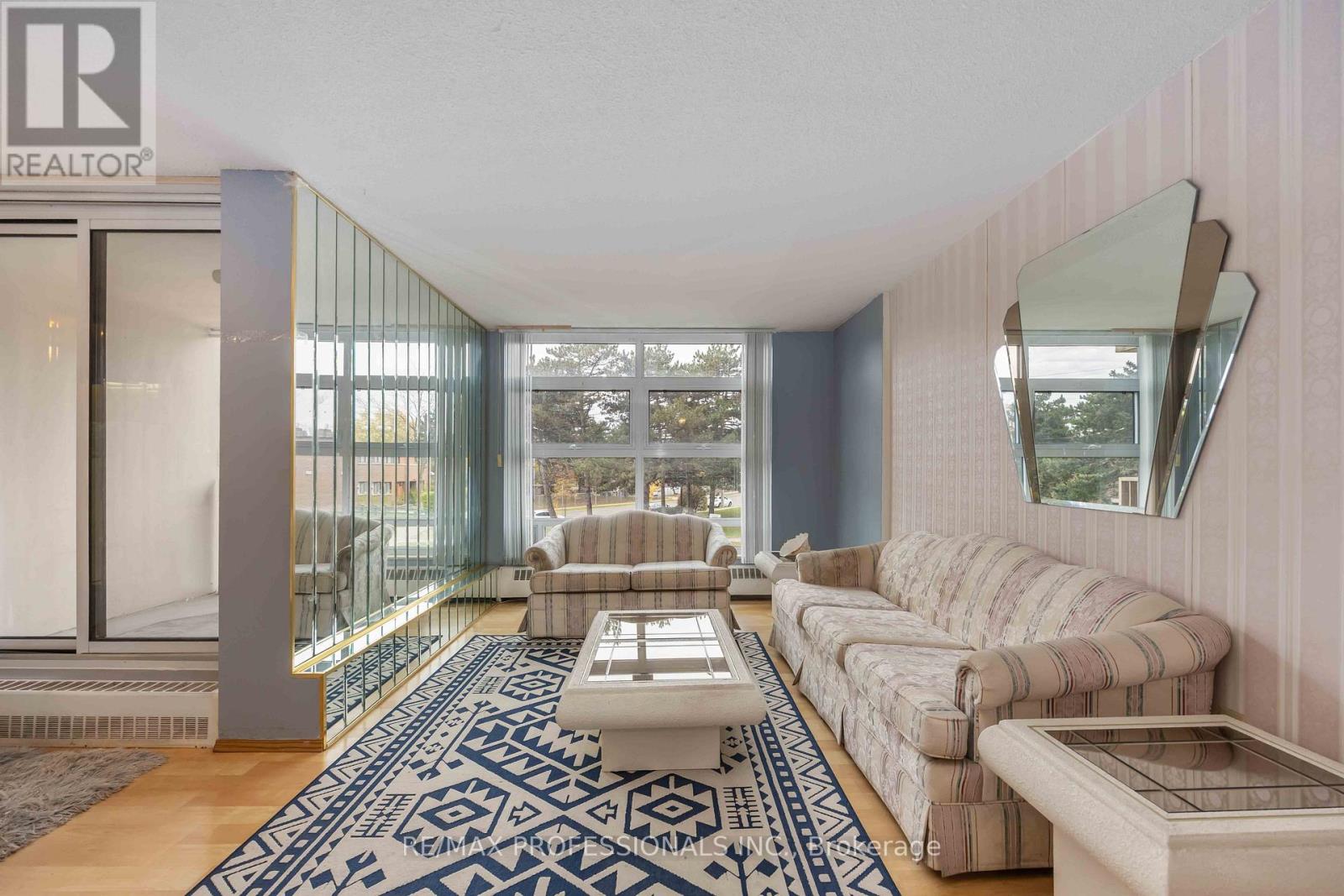 210 - 345 Driftwood Avenue, Toronto, Ontario  M3N 2P4 - Photo 4 - W12963576