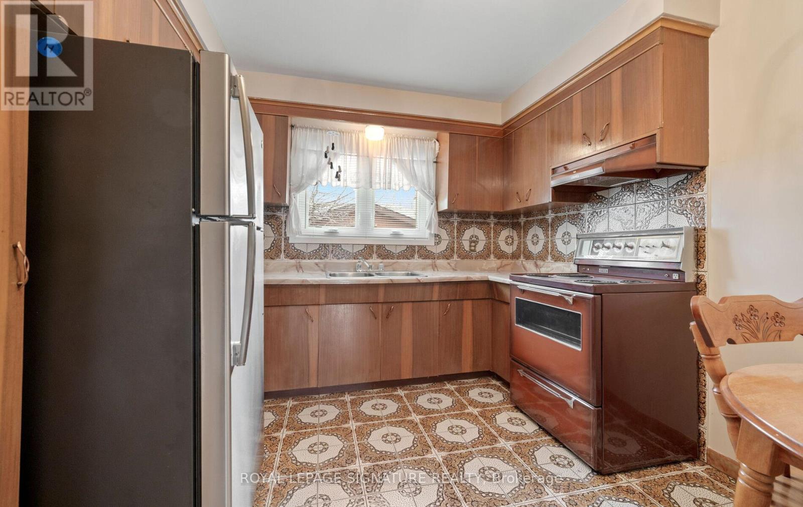 1142 Alexandra Avenue, Mississauga, Ontario  L5E 2A5 - Photo 10 - W12963614