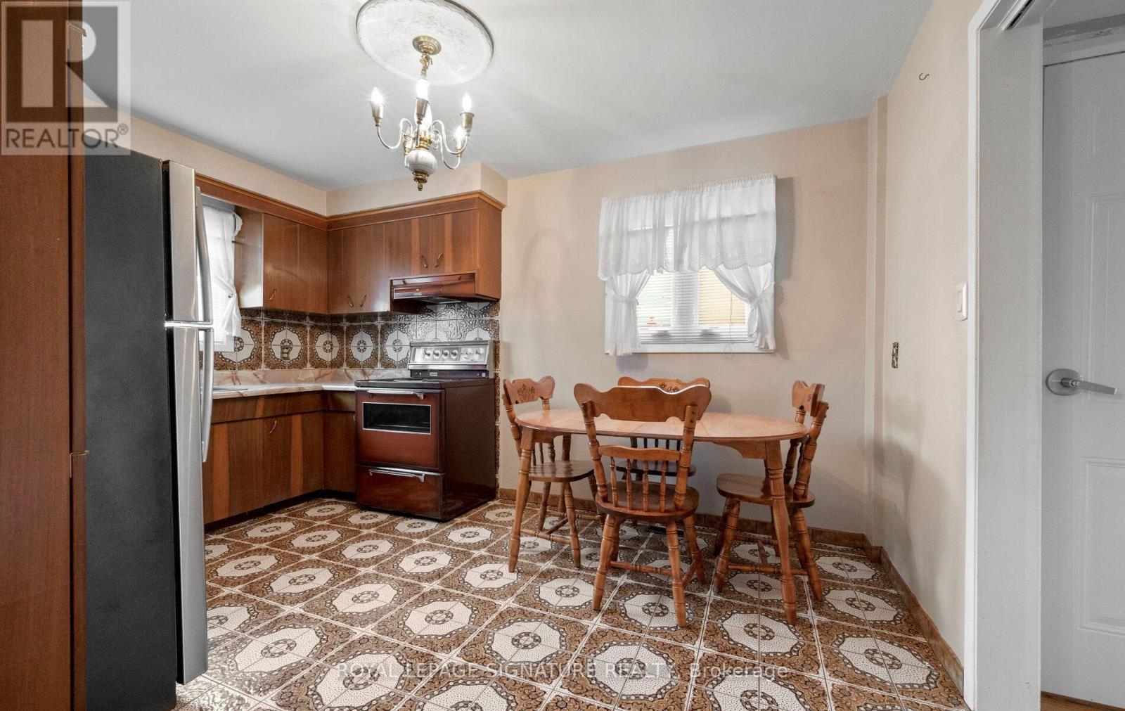 1142 Alexandra Avenue, Mississauga, Ontario  L5E 2A5 - Photo 8 - W12963614