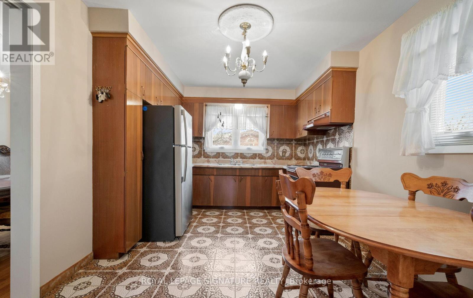 1142 Alexandra Avenue, Mississauga, Ontario  L5E 2A5 - Photo 9 - W12963614