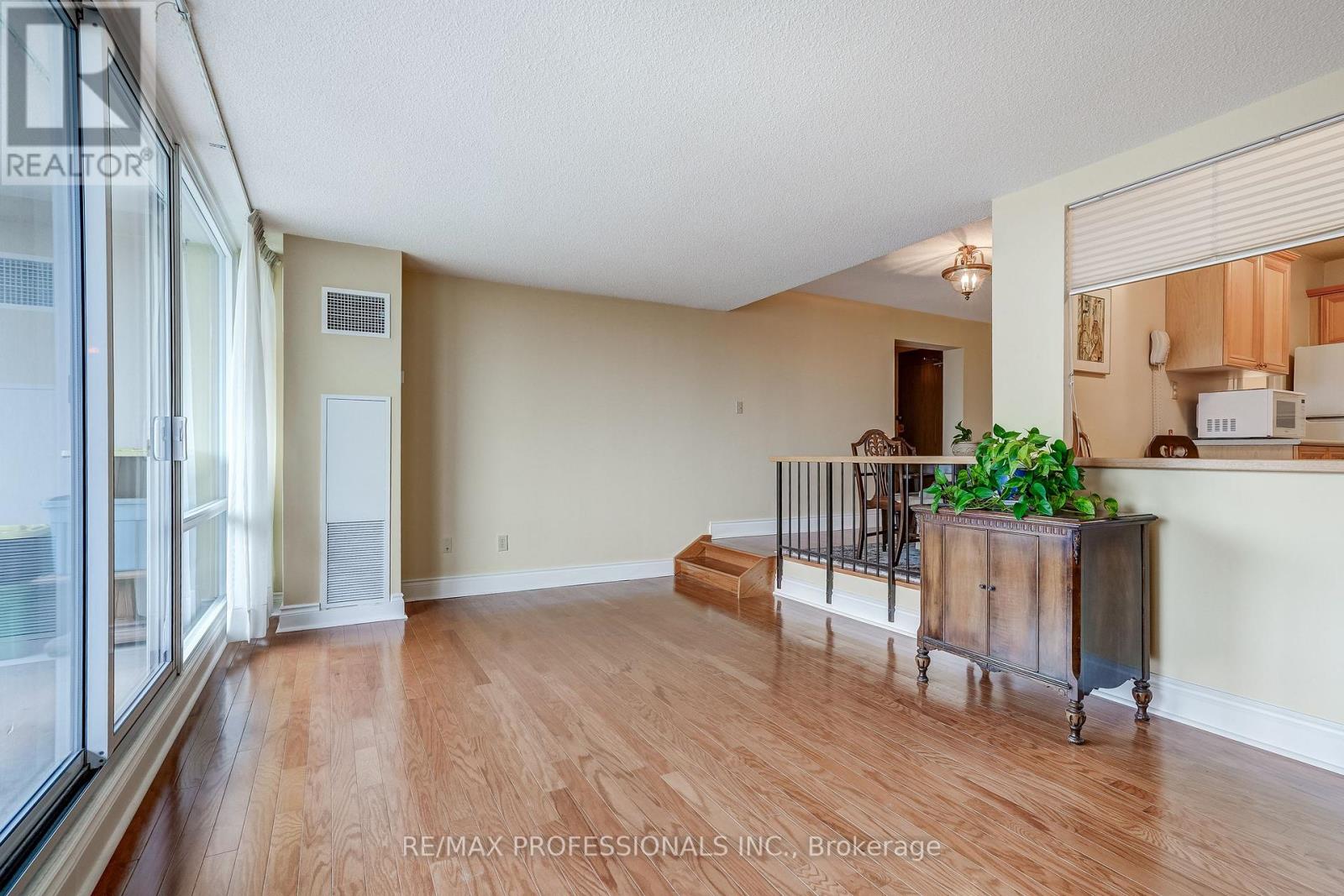 1405 - 240 Scarlett Road, Toronto, Ontario  M6N 4X4 - Photo 15 - W12963620