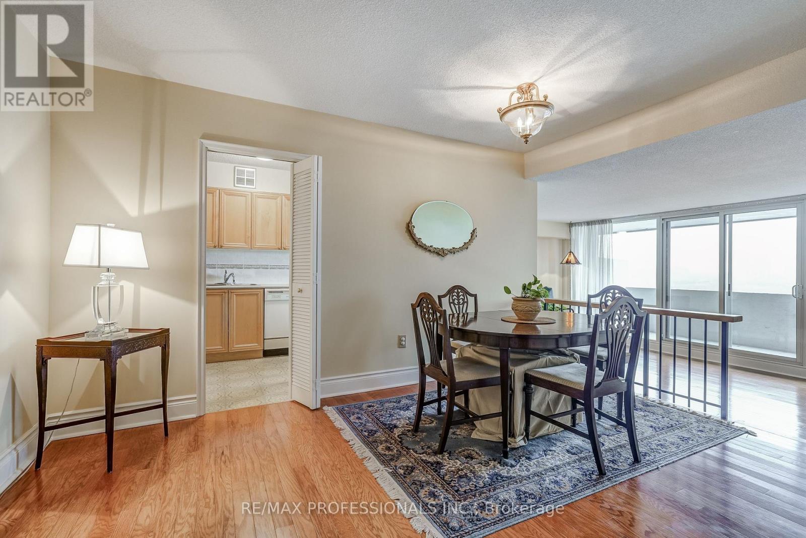 1405 - 240 Scarlett Road, Toronto, Ontario  M6N 4X4 - Photo 6 - W12963620