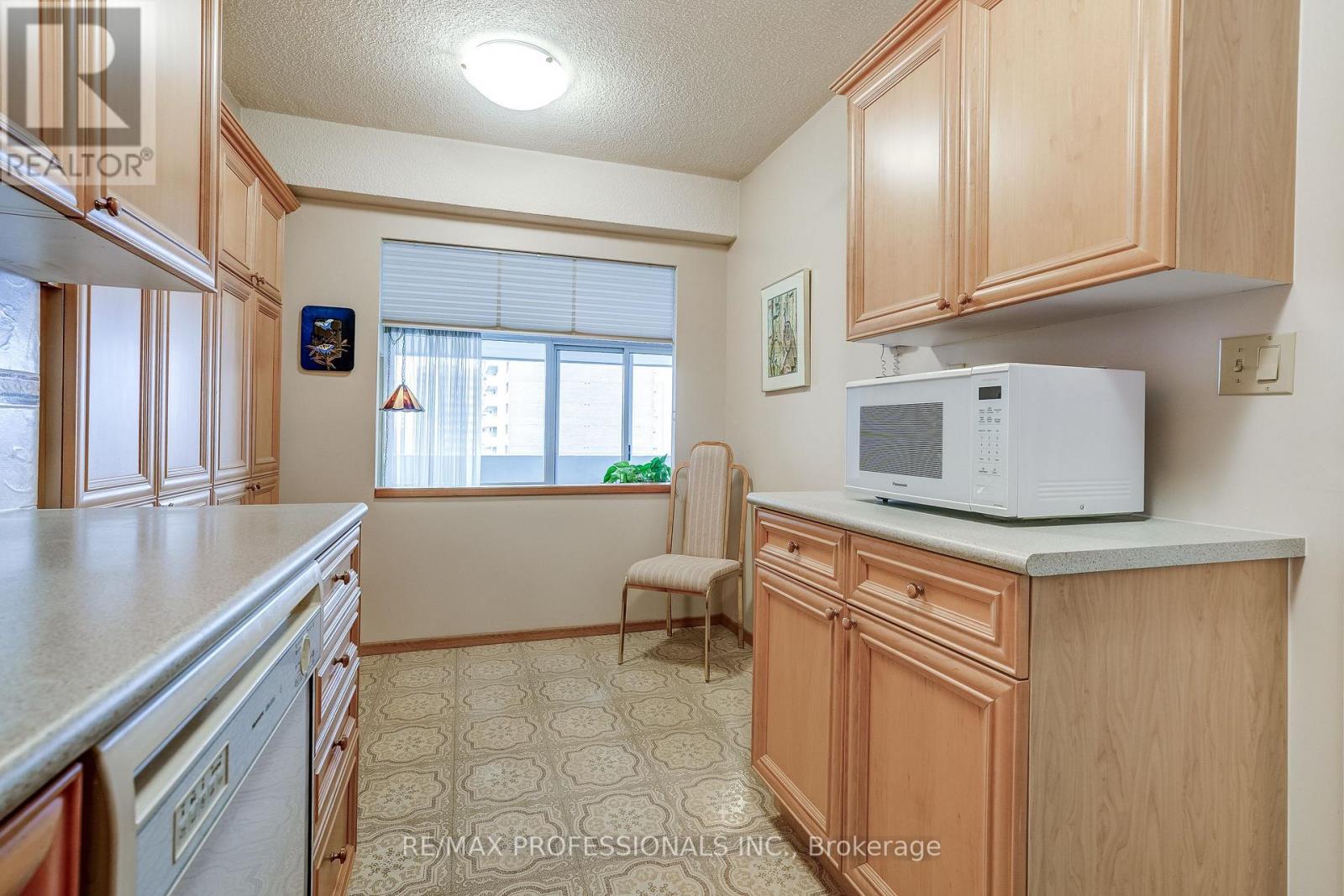 1405 - 240 Scarlett Road, Toronto, Ontario  M6N 4X4 - Photo 8 - W12963620