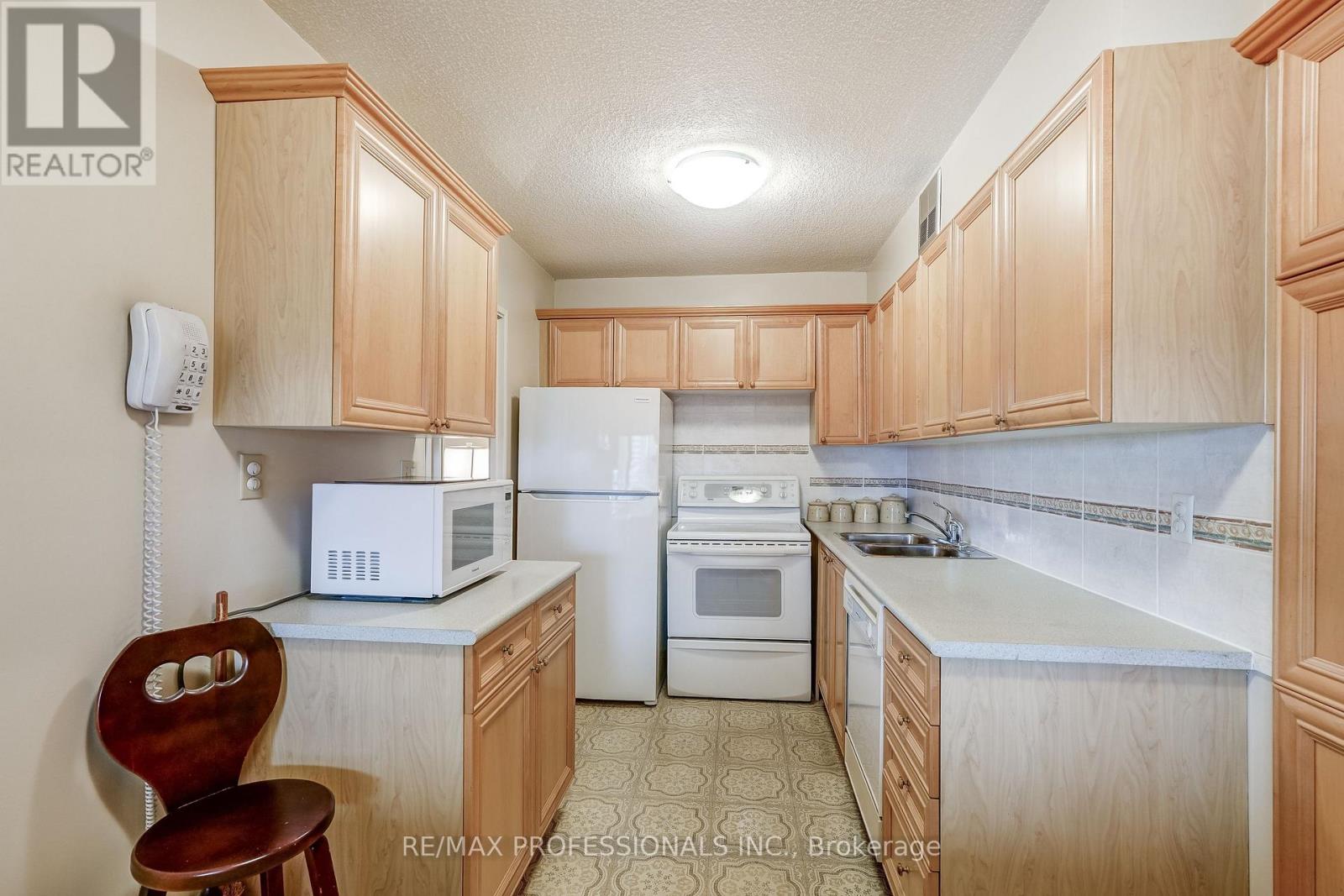 1405 - 240 Scarlett Road, Toronto, Ontario  M6N 4X4 - Photo 9 - W12963620