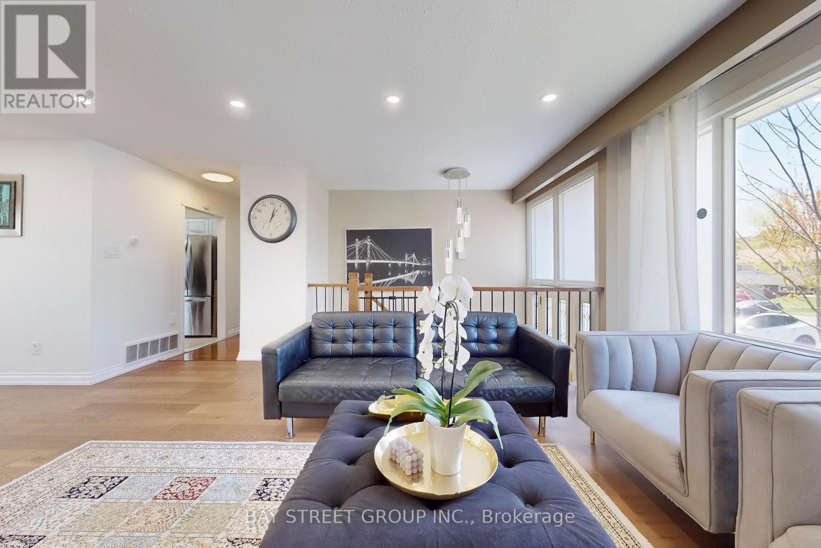 6119 Wabukayne Court, Mississauga, Ontario  L5N 2B1 - Photo 9 - W12963918