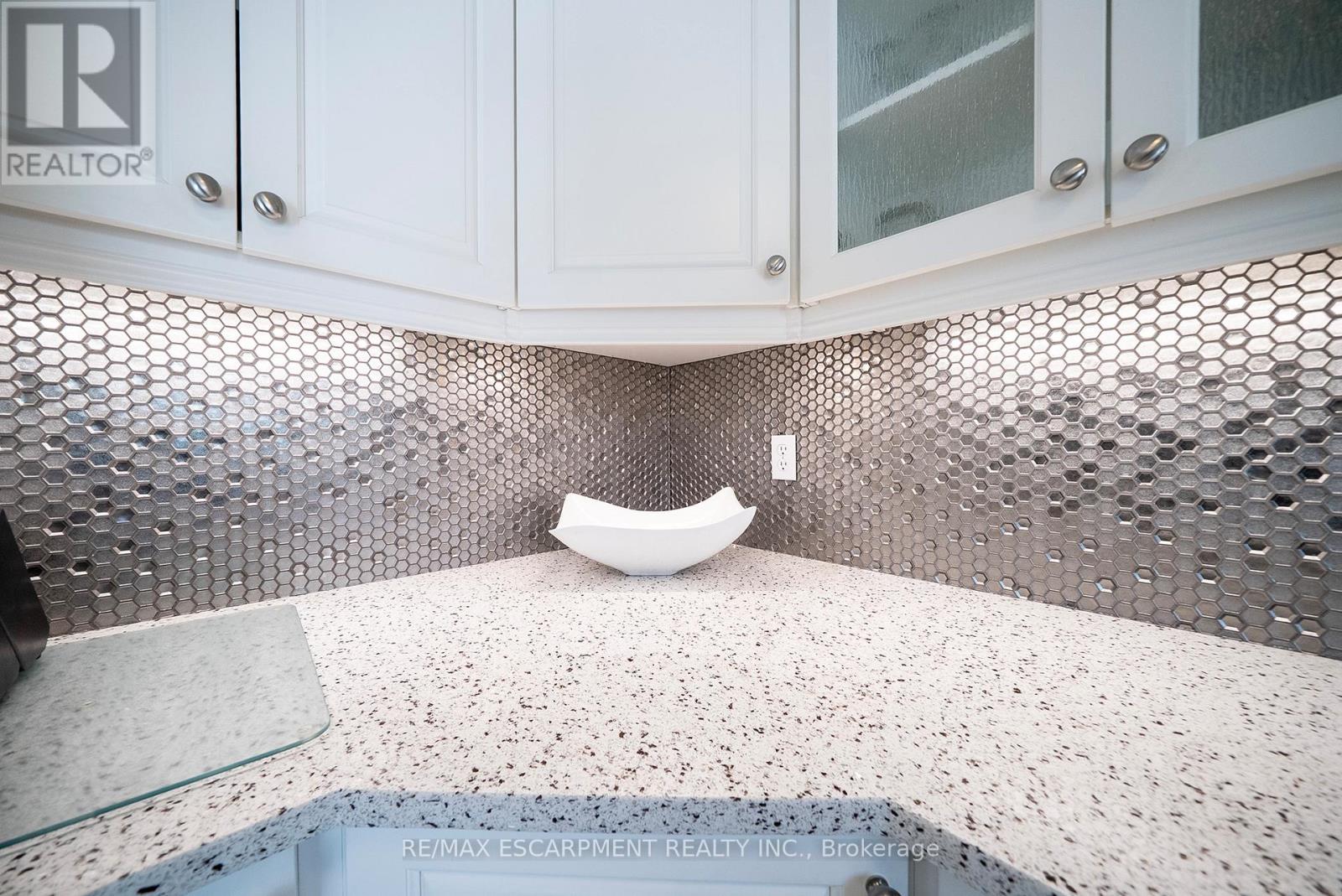 43 Flamingo Drive, Hamilton, Ontario  L9A 4X6 - Photo 10 - X12963588