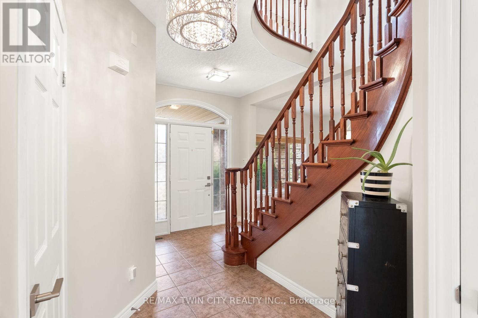 534 Birchleaf Walk, Waterloo, Ontario  N2T 2W5 - Photo 4 - X12963898