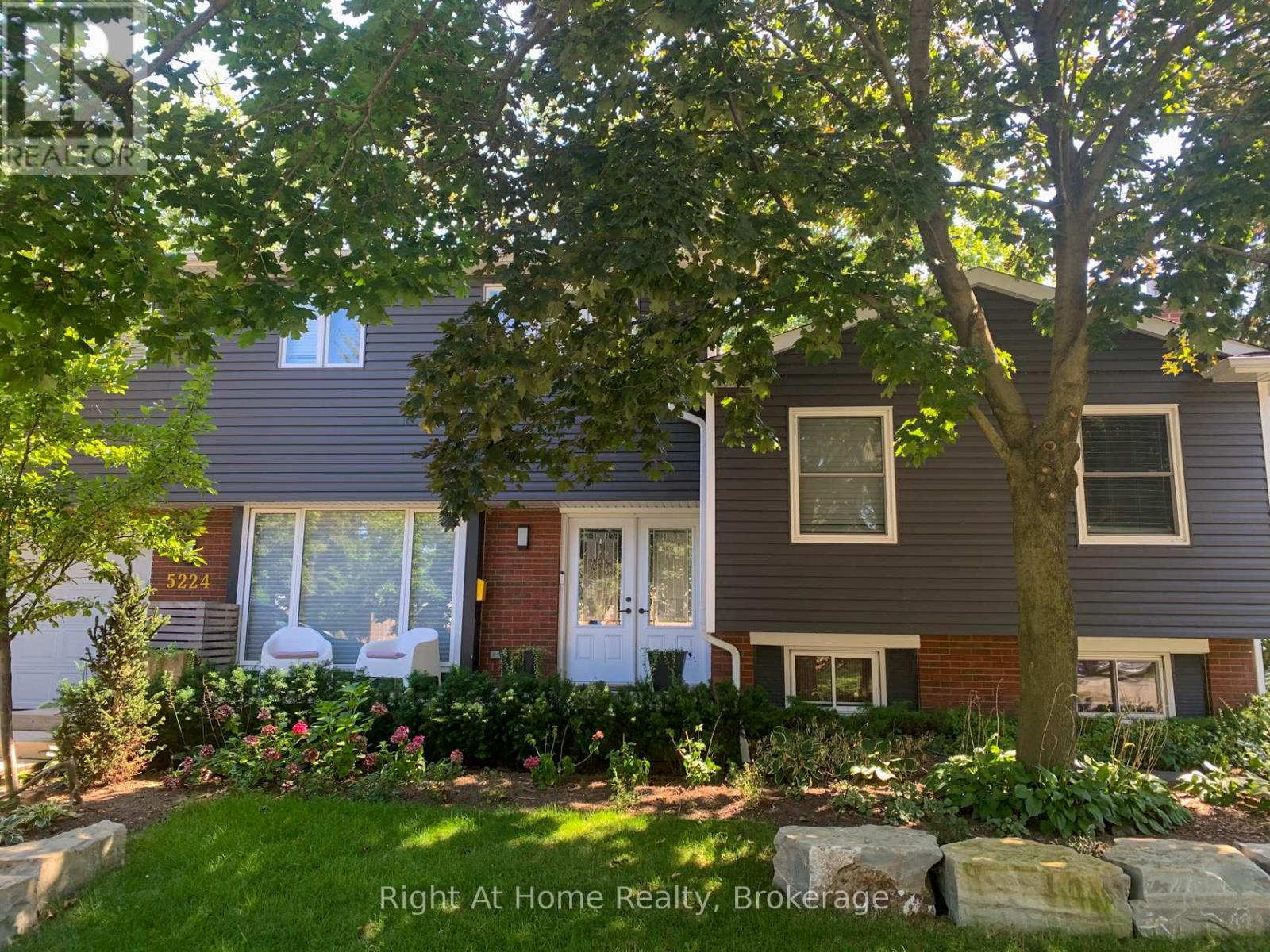 5224 Verhoeven Road, Burlington, Ontario  L7L 3A9 - Photo 1 - W12964118