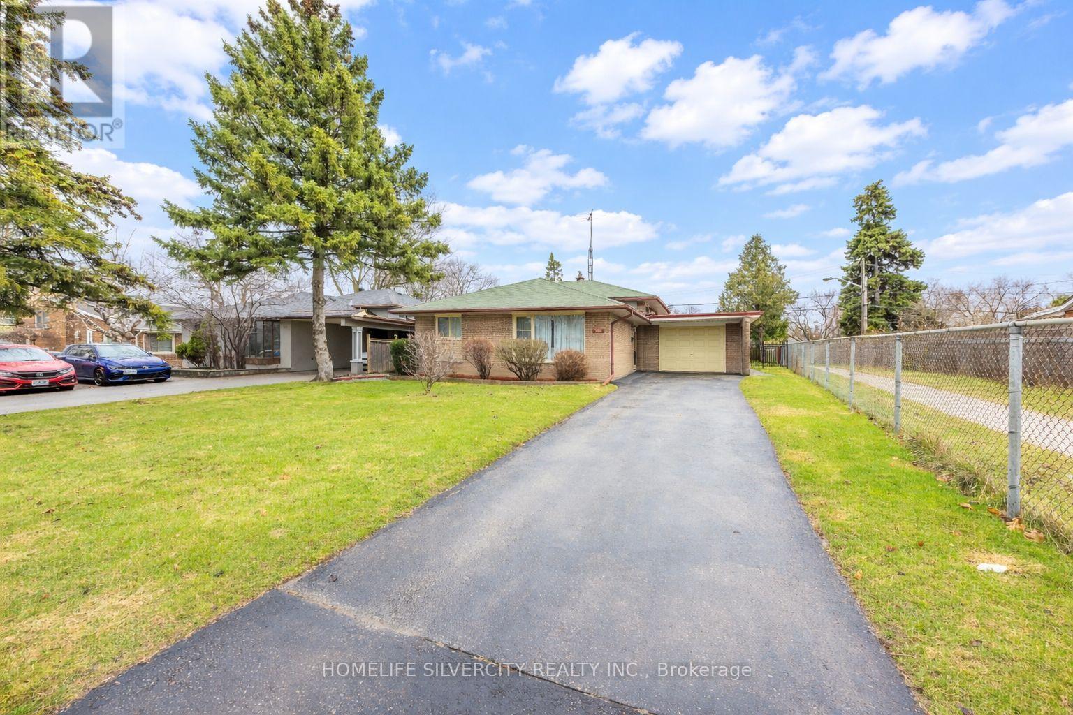 327 The West Way, Toronto, Ontario  M9R 1H1 - Photo 4 - W12963926