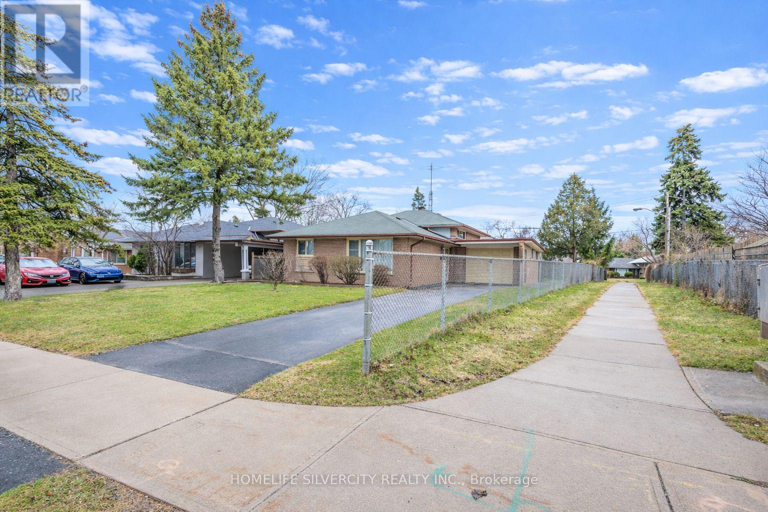 327 The West Way, Toronto, Ontario  M9R 1H1 - Photo 3 - W12963926