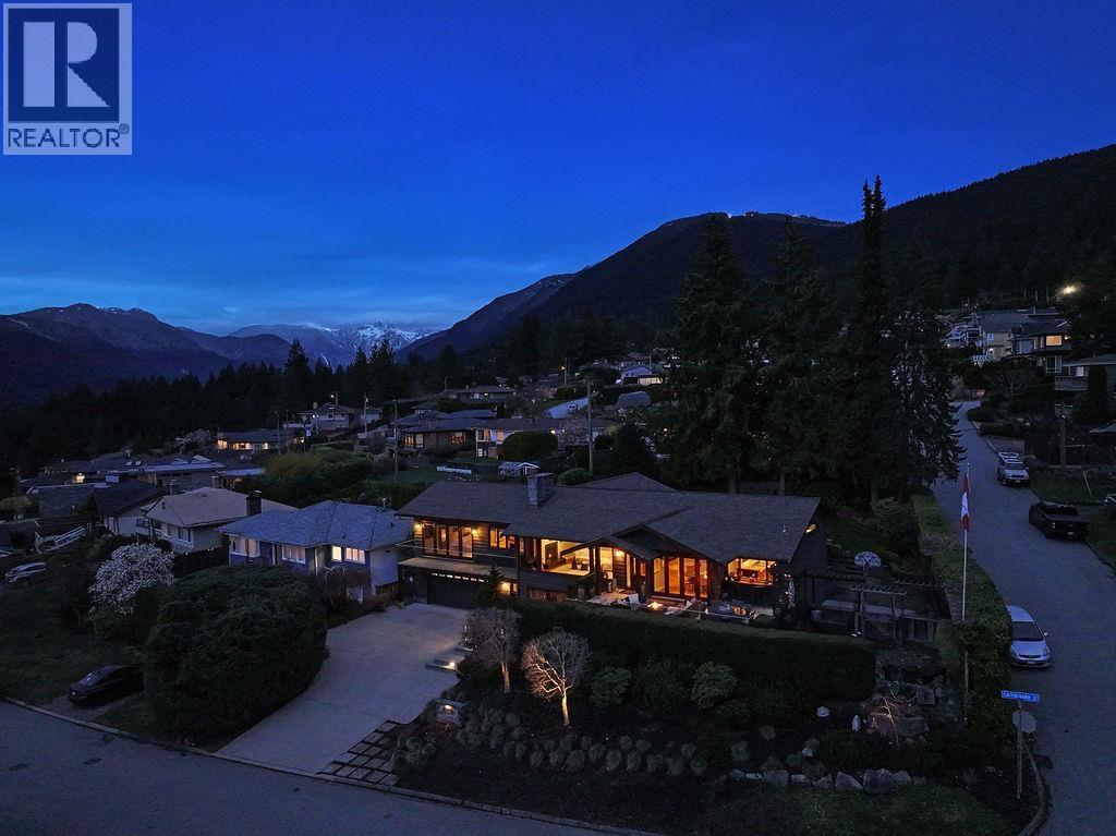 124 Carisbrooke Crescent, North Vancouver, British Columbia  V7N 2S1 - Photo 2 - R3107271