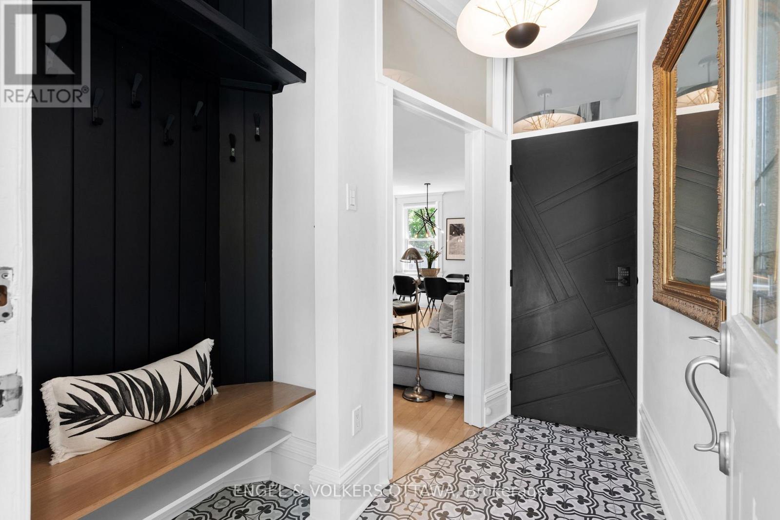 244 Flora Street, Ottawa, Ontario  K1R 5R9 - Photo 3 - X12964094