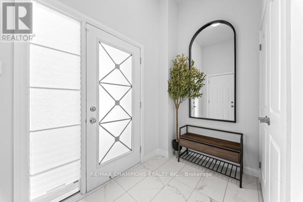 15 Landolfi Way, Bradford West Gwillimbury, Ontario  L3Z 4L6 - Photo 4 - N12963690