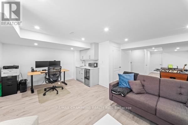 15 Landolfi Way, Bradford West Gwillimbury, Ontario  L3Z 4L6 - Photo 38 - N12963690