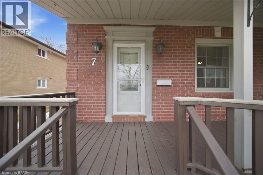 7 Barry Drive, Brantford, Ontario  N3T 1W1 - Photo 4 - 40817546