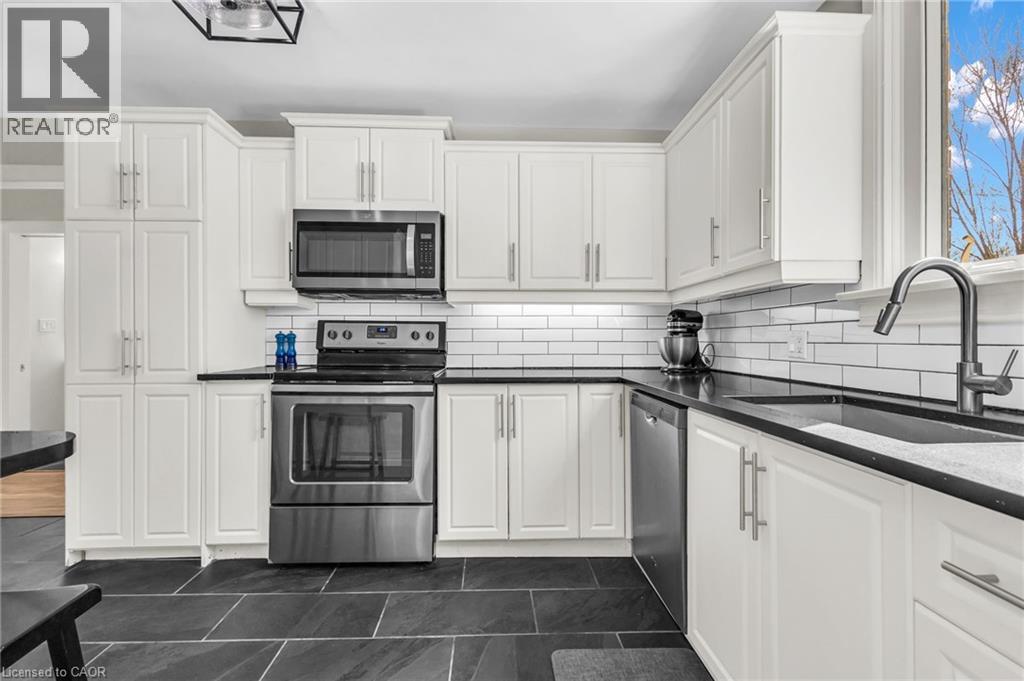 9 Dunbar Road S, Waterloo, Ontario  N2L 2C9 - Photo 16 - 40817524