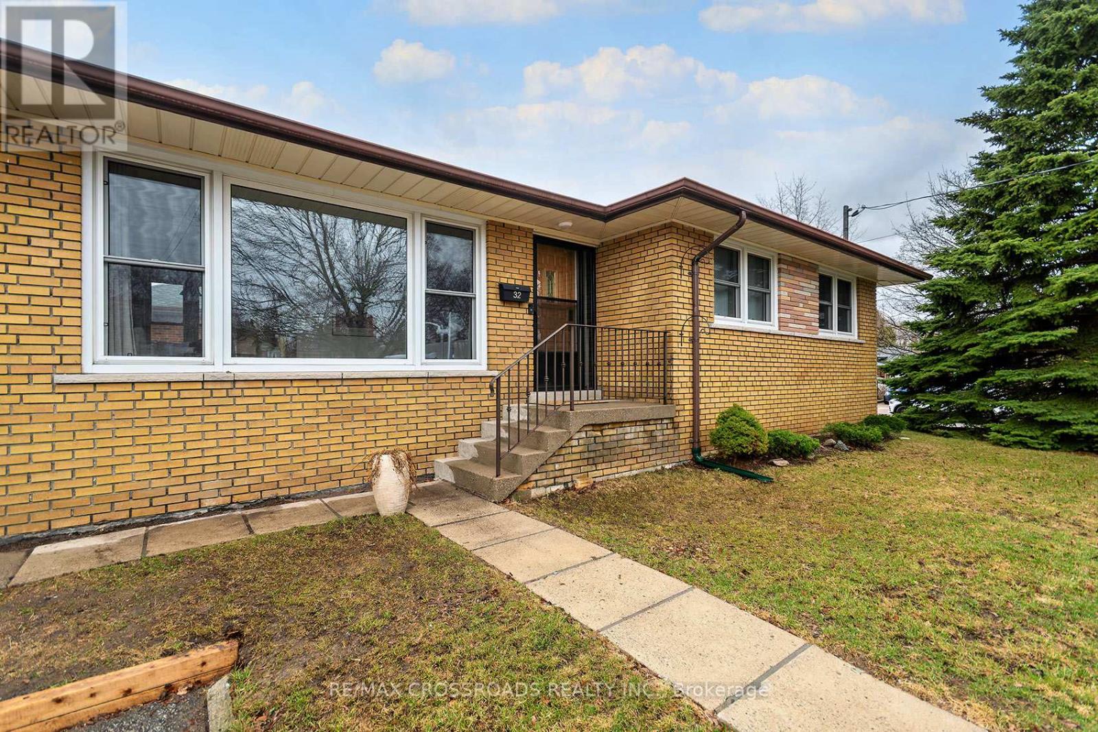 32 Kim Court, Toronto, Ontario  M1K 3R6 - Photo 2 - E12964130