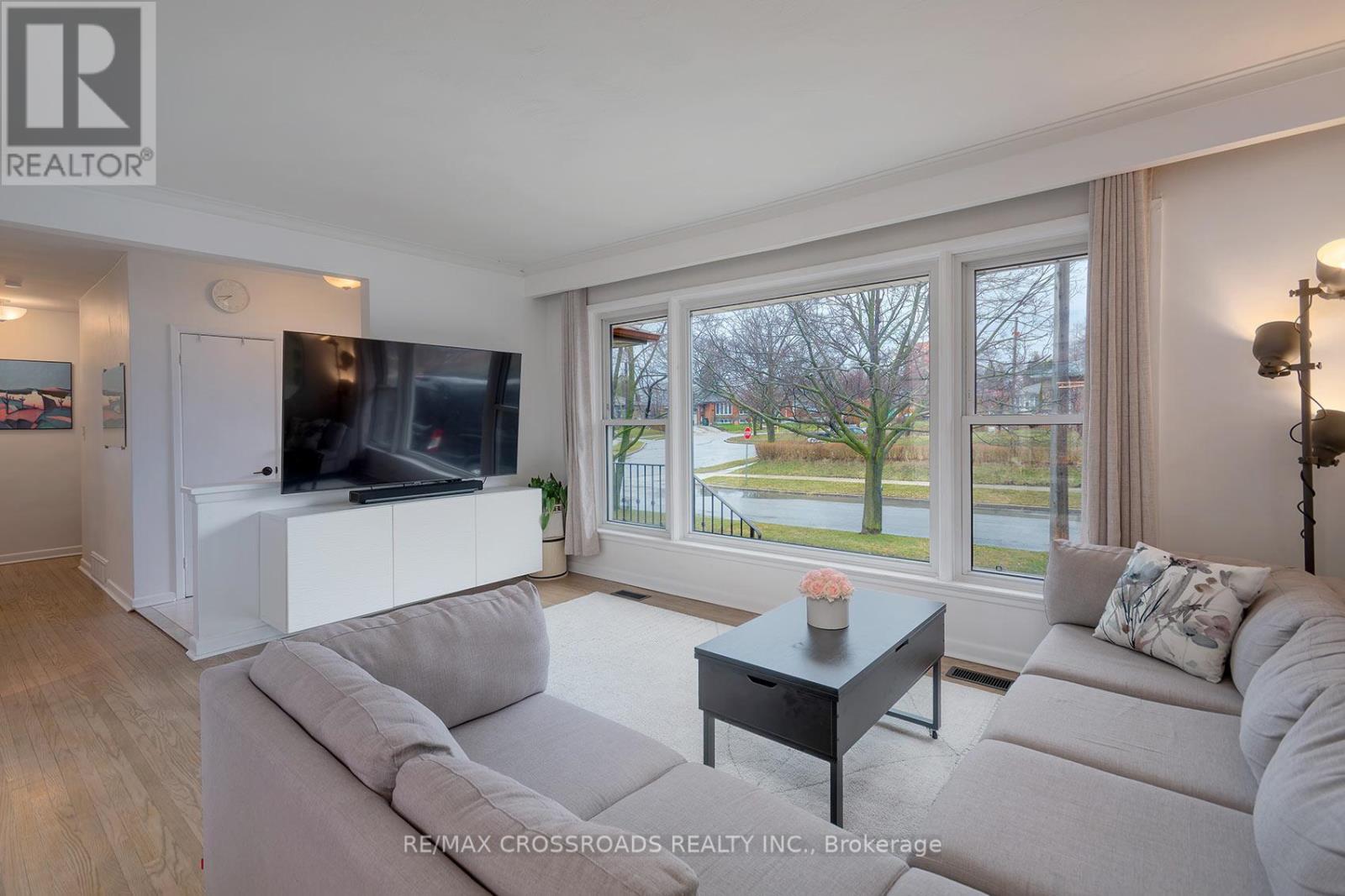 32 Kim Court, Toronto, Ontario  M1K 3R6 - Photo 4 - E12964130