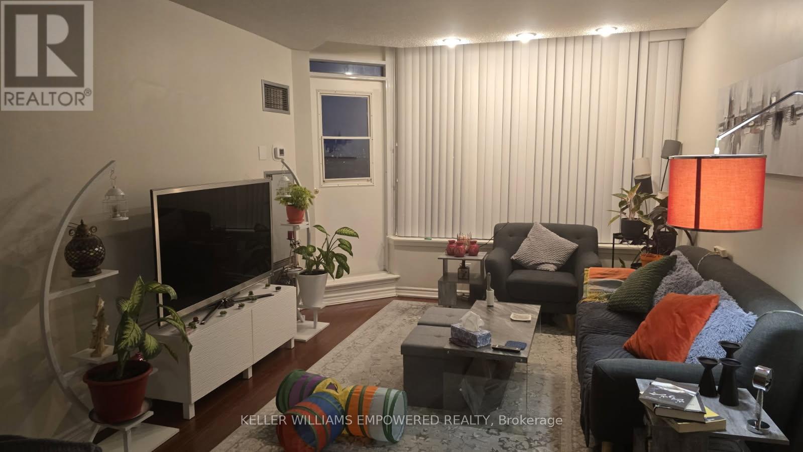 1106 - 81 Townsgate Drive, Vaughan, Ontario  L4J 8E6 - Photo 2 - N12964008