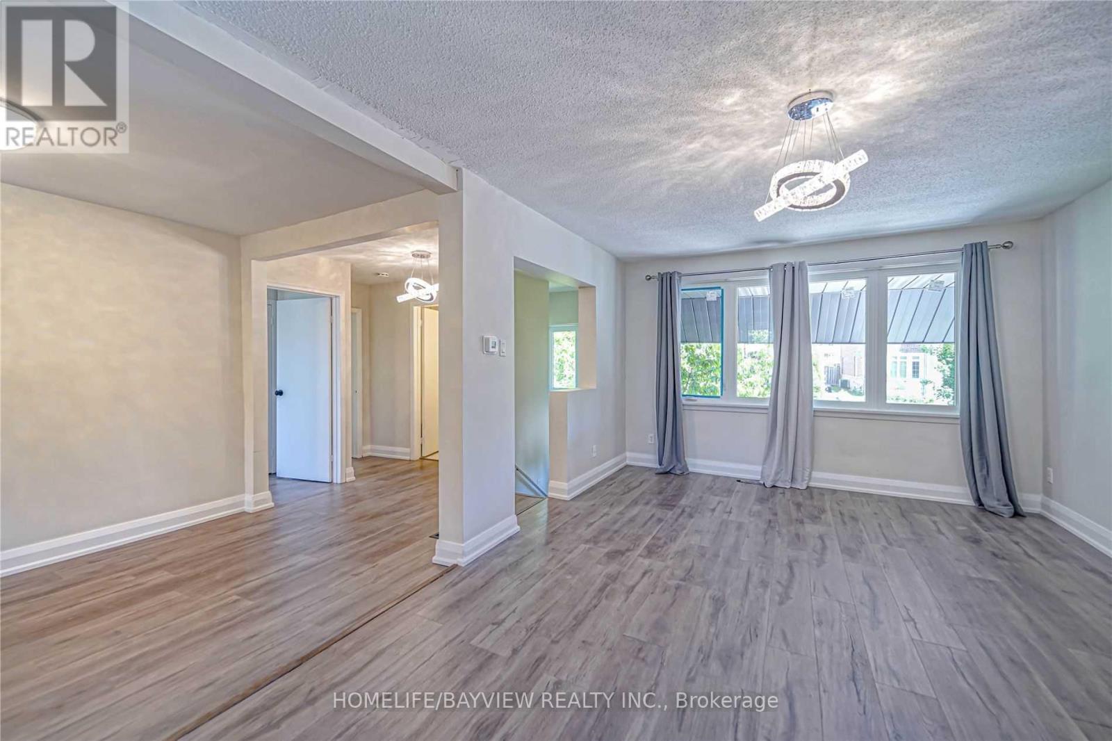 85 Yongehurst Road, Richmond Hill, Ontario  L4C 3T3 - Photo 4 - N12964162