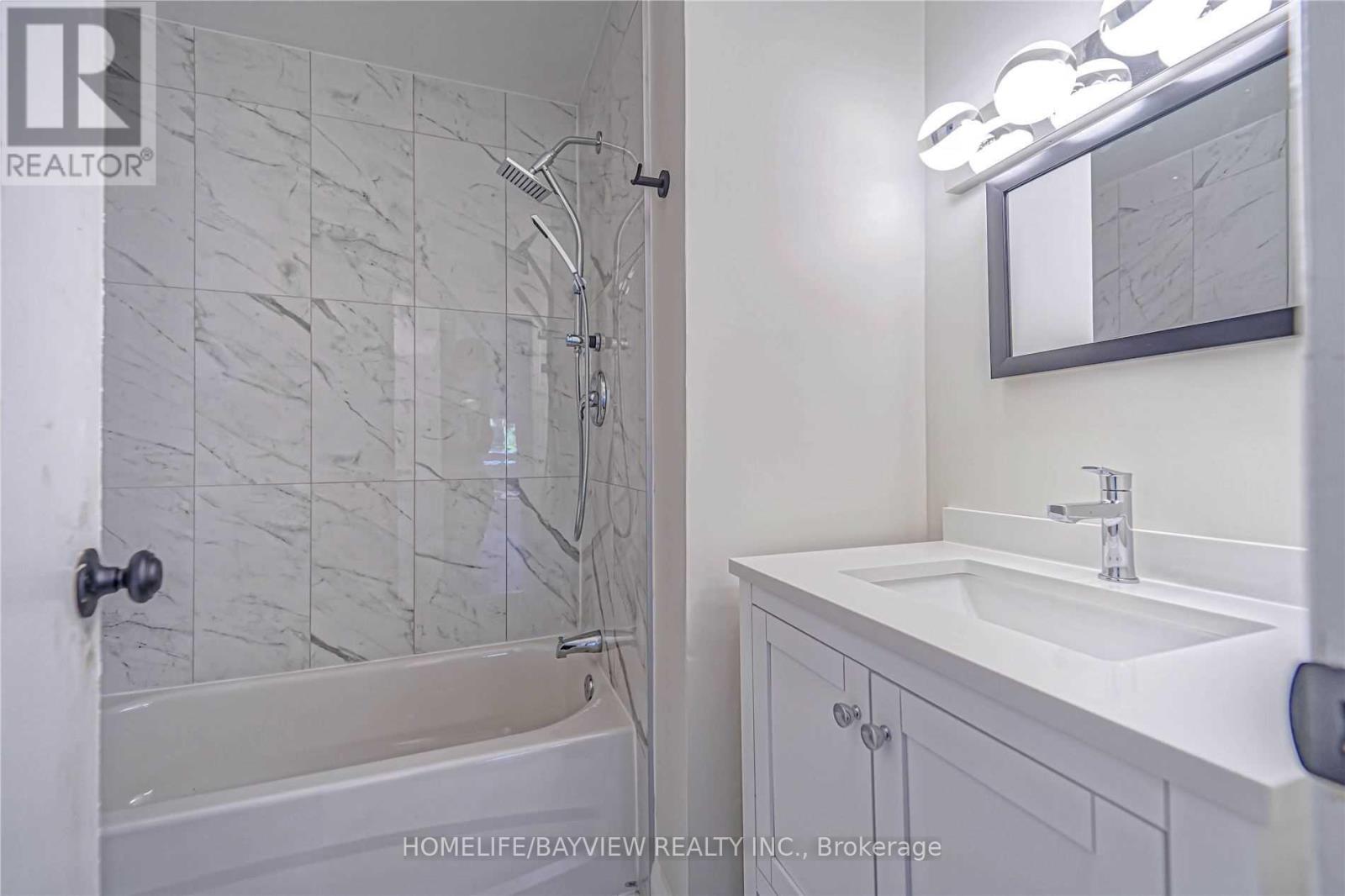 85 Yongehurst Road, Richmond Hill, Ontario  L4C 3T3 - Photo 5 - N12964162