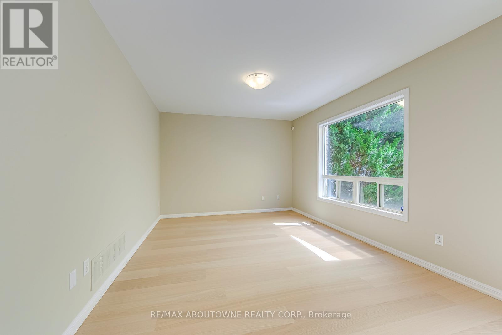 3037 Abernathy Way, Oakville, Ontario  L6M 5C1 - Photo 12 - W12964070