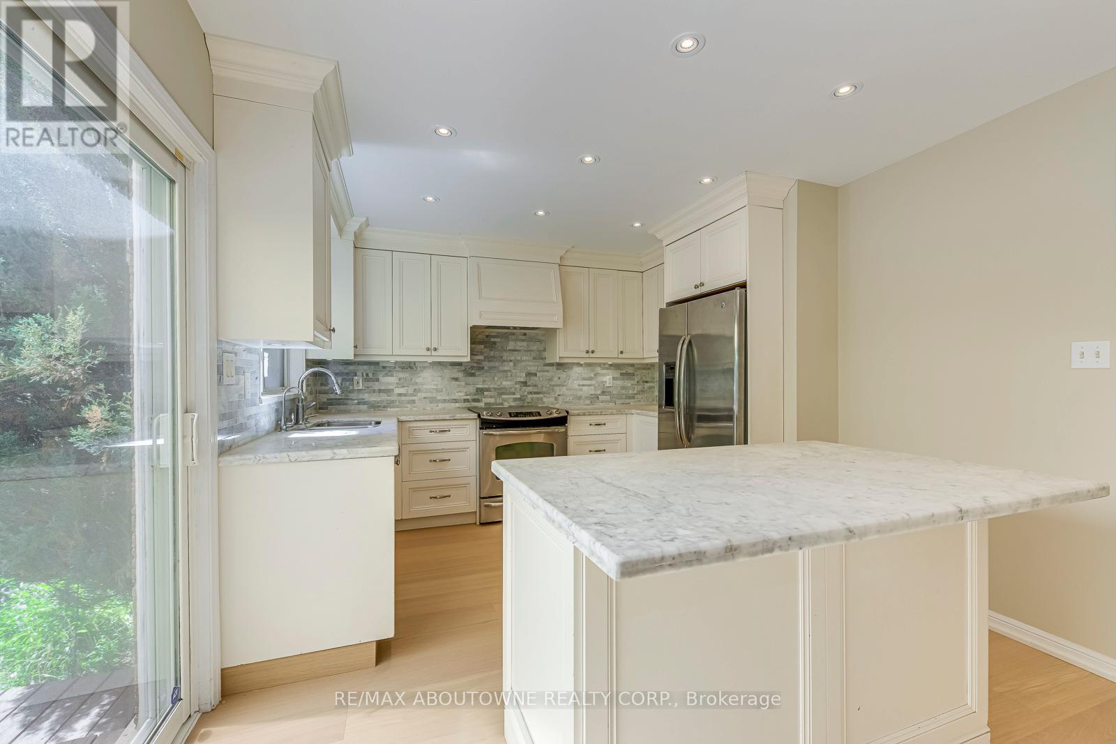 3037 Abernathy Way, Oakville, Ontario  L6M 5C1 - Photo 15 - W12964070