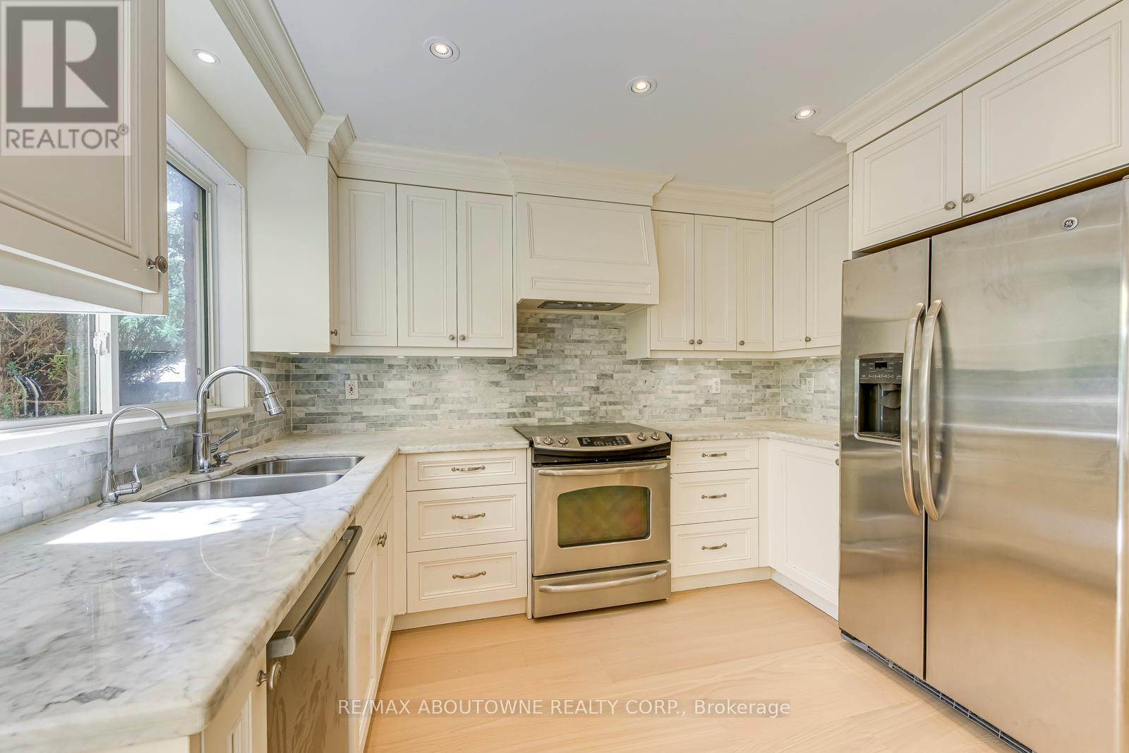 3037 Abernathy Way, Oakville, Ontario  L6M 5C1 - Photo 16 - W12964070