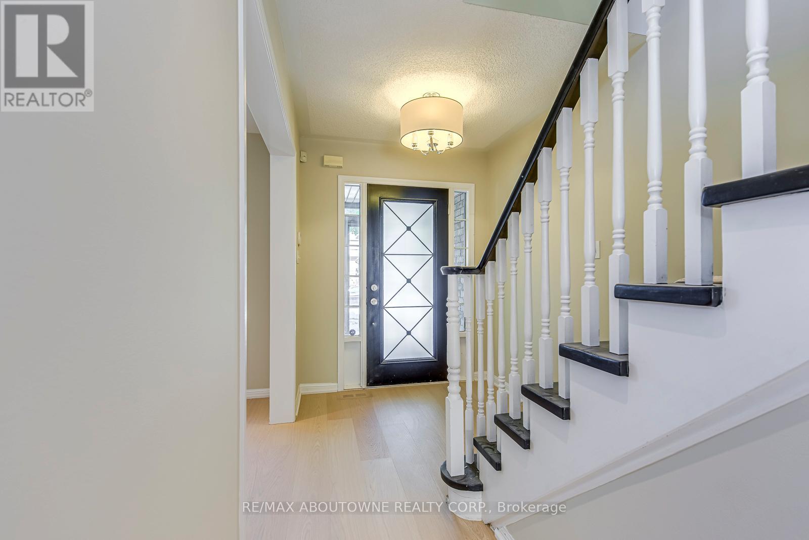 3037 Abernathy Way, Oakville, Ontario  L6M 5C1 - Photo 6 - W12964070