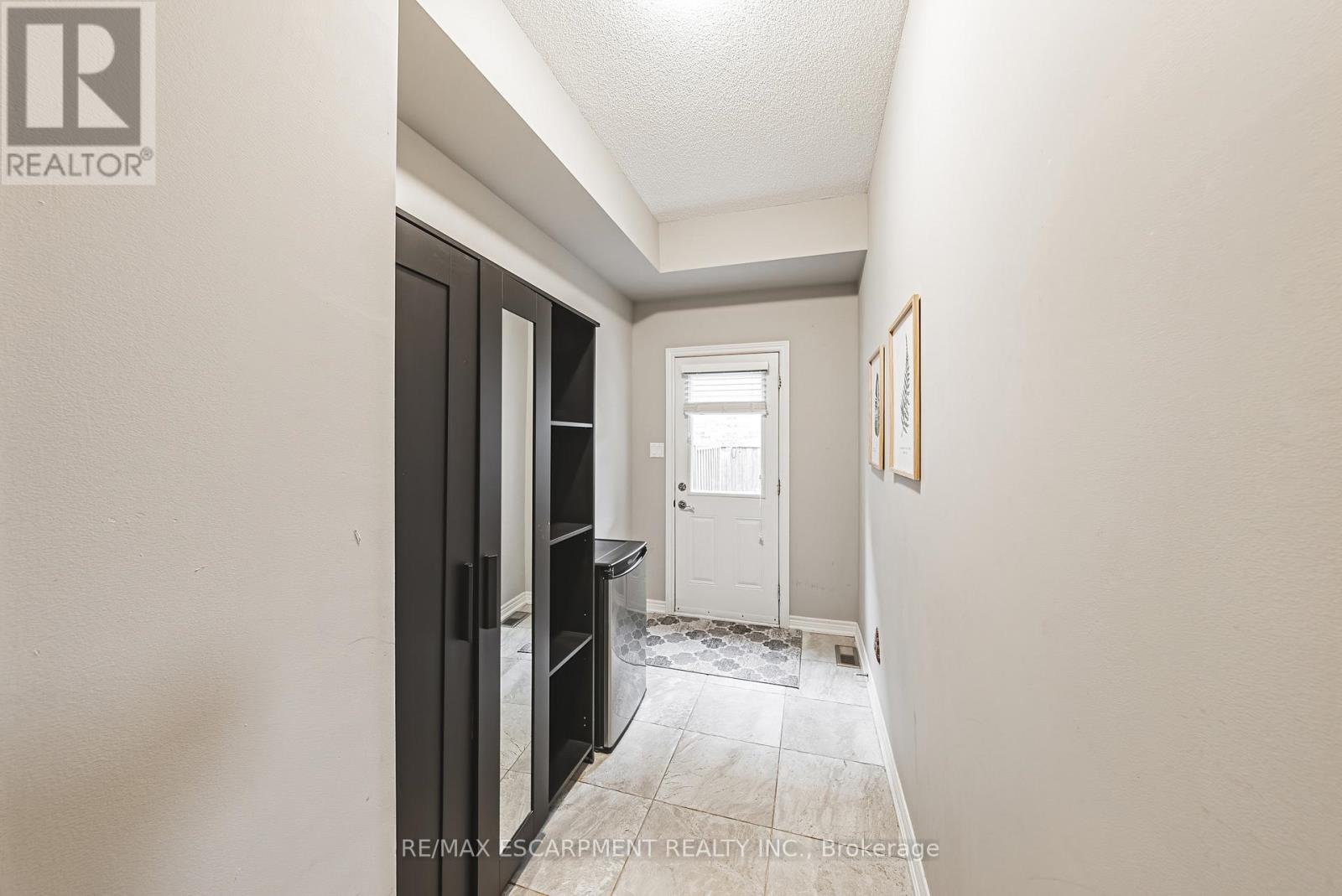 4 - 2220 Queensway Drive, Burlington, Ontario  L7R 0E7 - Photo 8 - W12964204