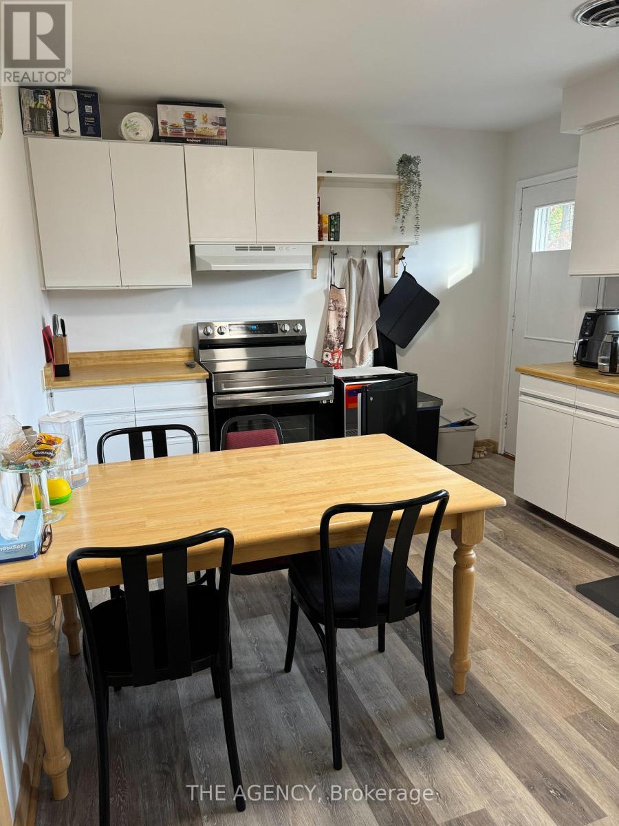 Main - 64 Farningham Crescent, Toronto, Ontario  M9B 3B6 - Photo 6 - W12964214