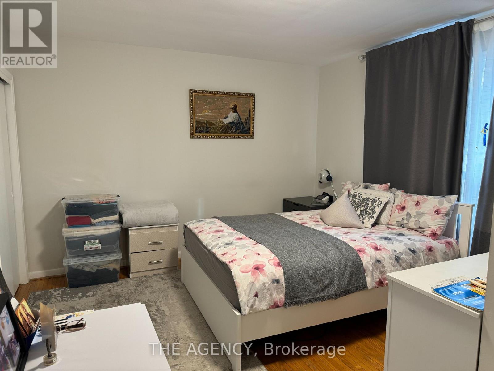 Main - 64 Farningham Crescent, Toronto, Ontario  M9B 3B6 - Photo 8 - W12964214