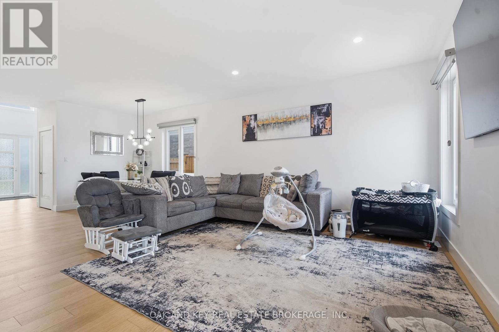 25 Alexander Circle, Strathroy-Caradoc, Ontario  N7G 0B4 - Photo 12 - X12964352