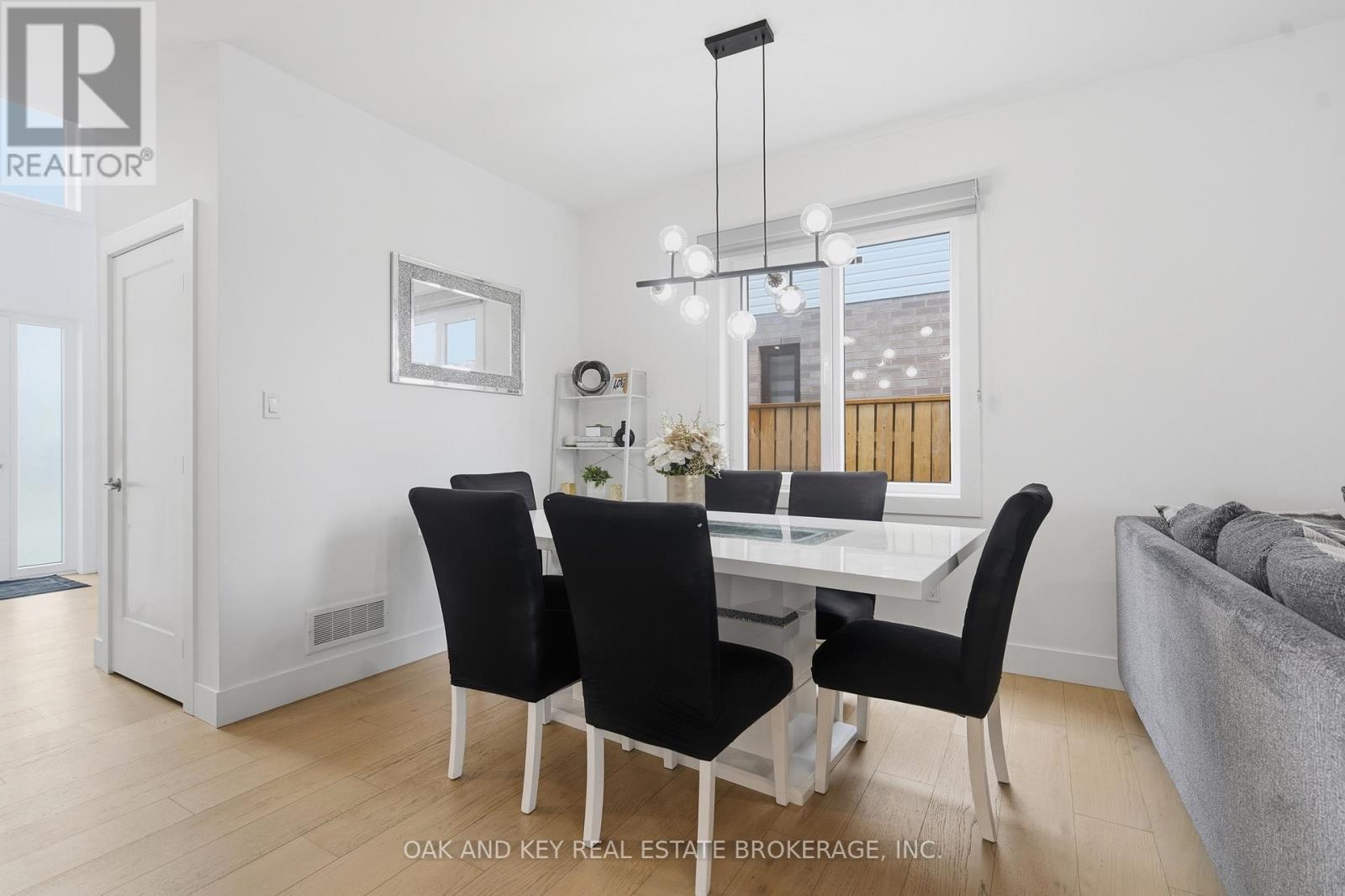 25 Alexander Circle, Strathroy-Caradoc, Ontario  N7G 0B4 - Photo 9 - X12964352