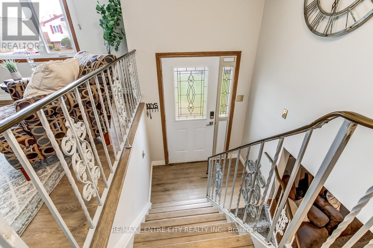 50 Erinlea Drive, St. Thomas, Ontario  N5R 5P1 - Photo 2 - X12964494