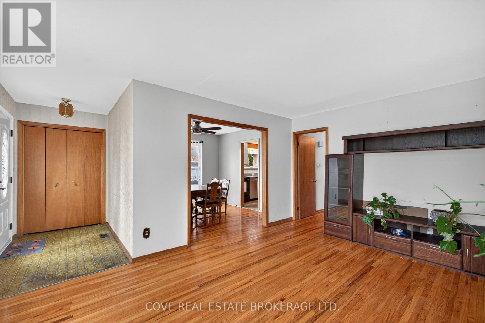 999 Willow Drive, London South (South Y), Ontario  N6E 1P4 - Photo 3 - X12964502