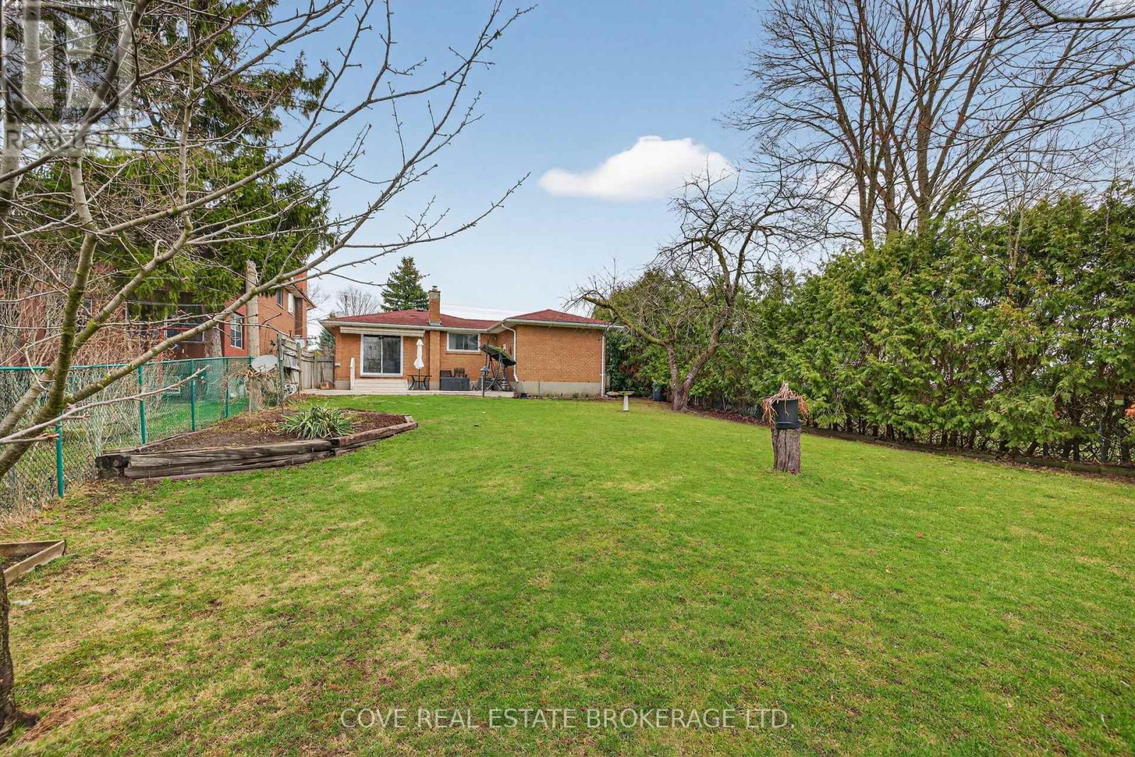 999 Willow Drive, London South (South Y), Ontario  N6E 1P4 - Photo 32 - X12964502