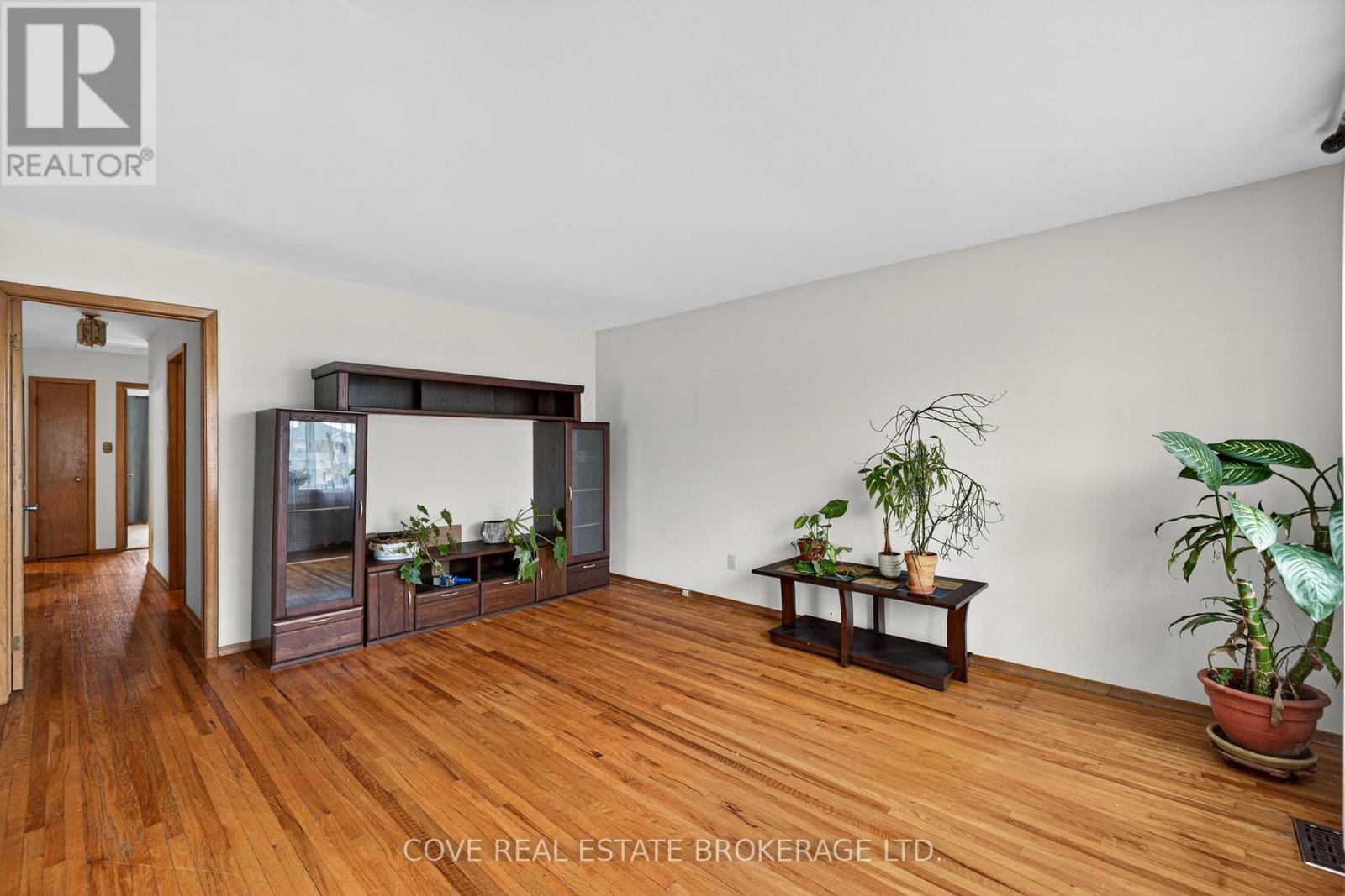 999 Willow Drive, London South (South Y), Ontario  N6E 1P4 - Photo 4 - X12964502