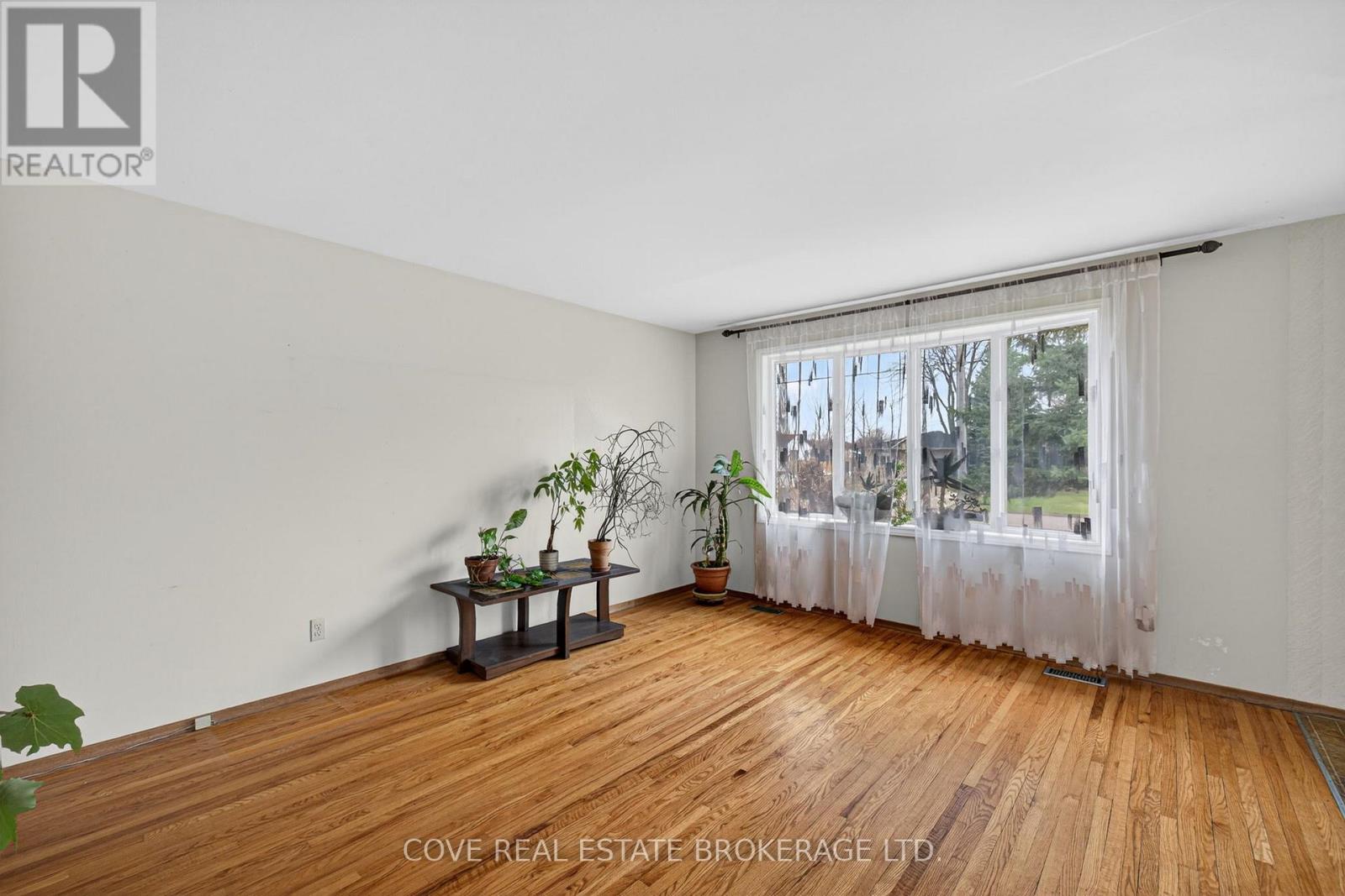 999 Willow Drive, London South (South Y), Ontario  N6E 1P4 - Photo 5 - X12964502