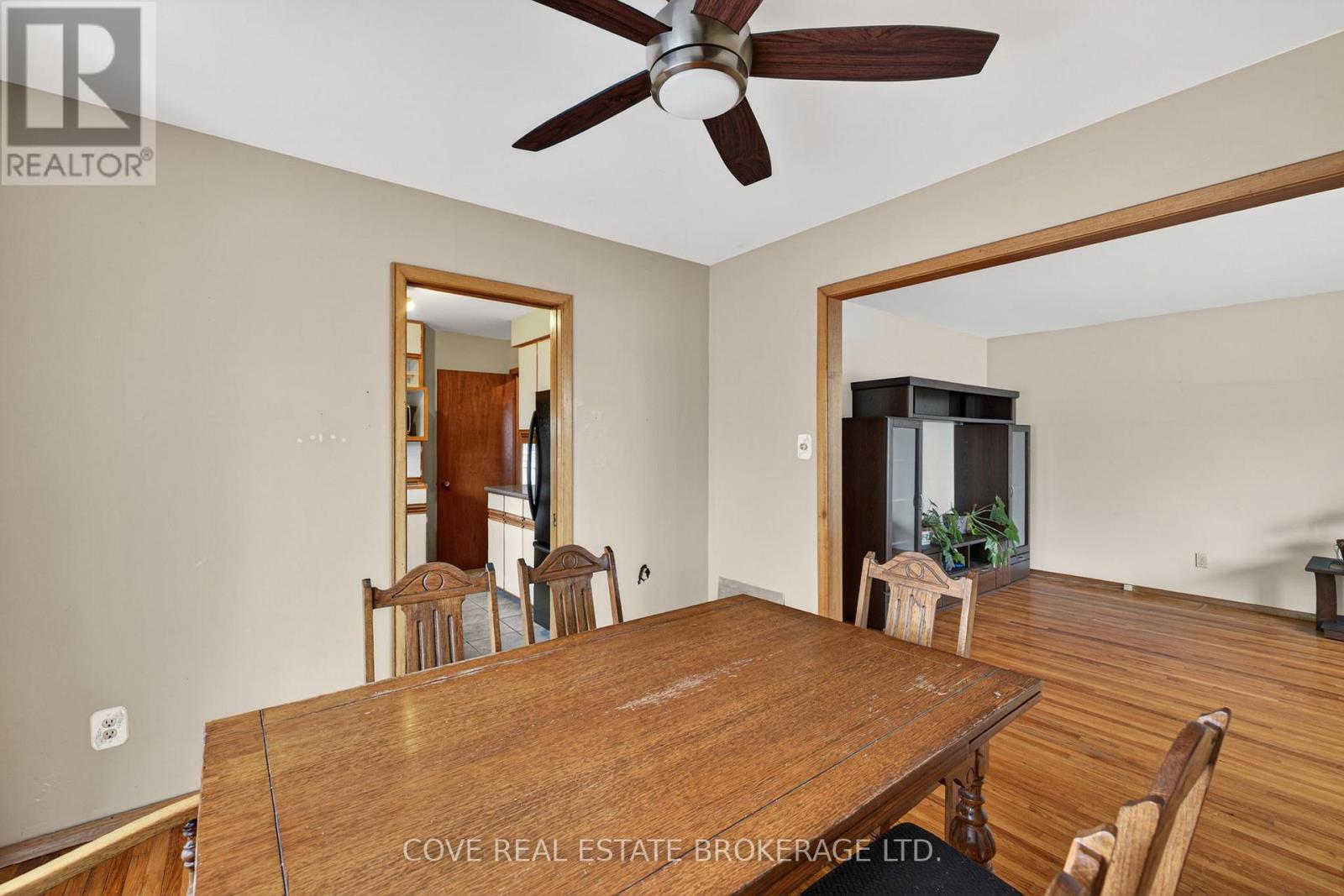 999 Willow Drive, London South (South Y), Ontario  N6E 1P4 - Photo 8 - X12964502