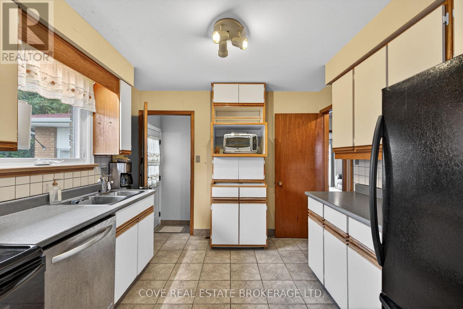 999 Willow Drive, London South (South Y), Ontario  N6E 1P4 - Photo 9 - X12964502