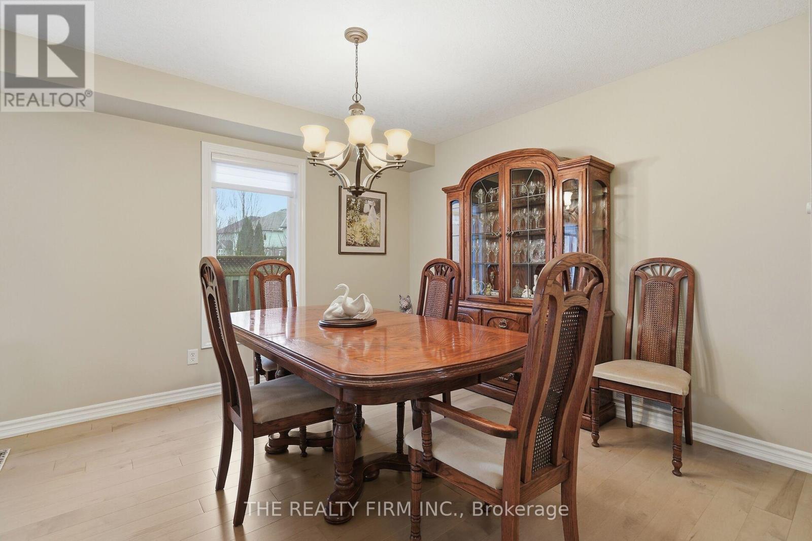 1102 Pleasantview Drive, London North, Ontario  N5X 4K3 - Photo 8 - X12964704